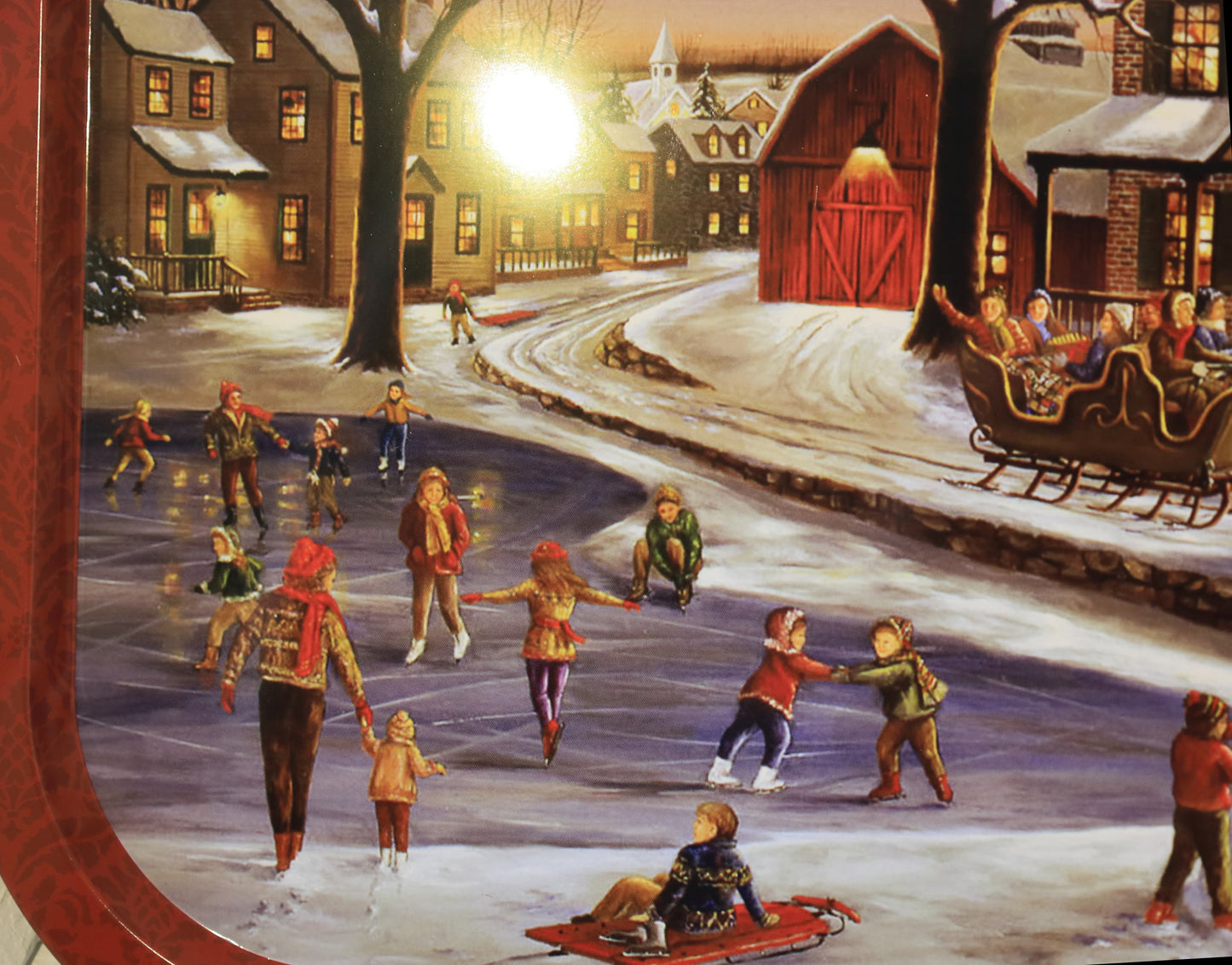 Tablett aus Metall mit winterlicher Dorfidylle, Weihnachtsdekoration