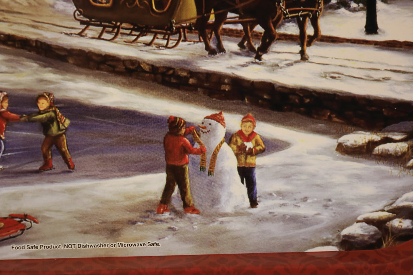 Tablett aus Metall mit winterlicher Dorfidylle, Weihnachtsdekoration