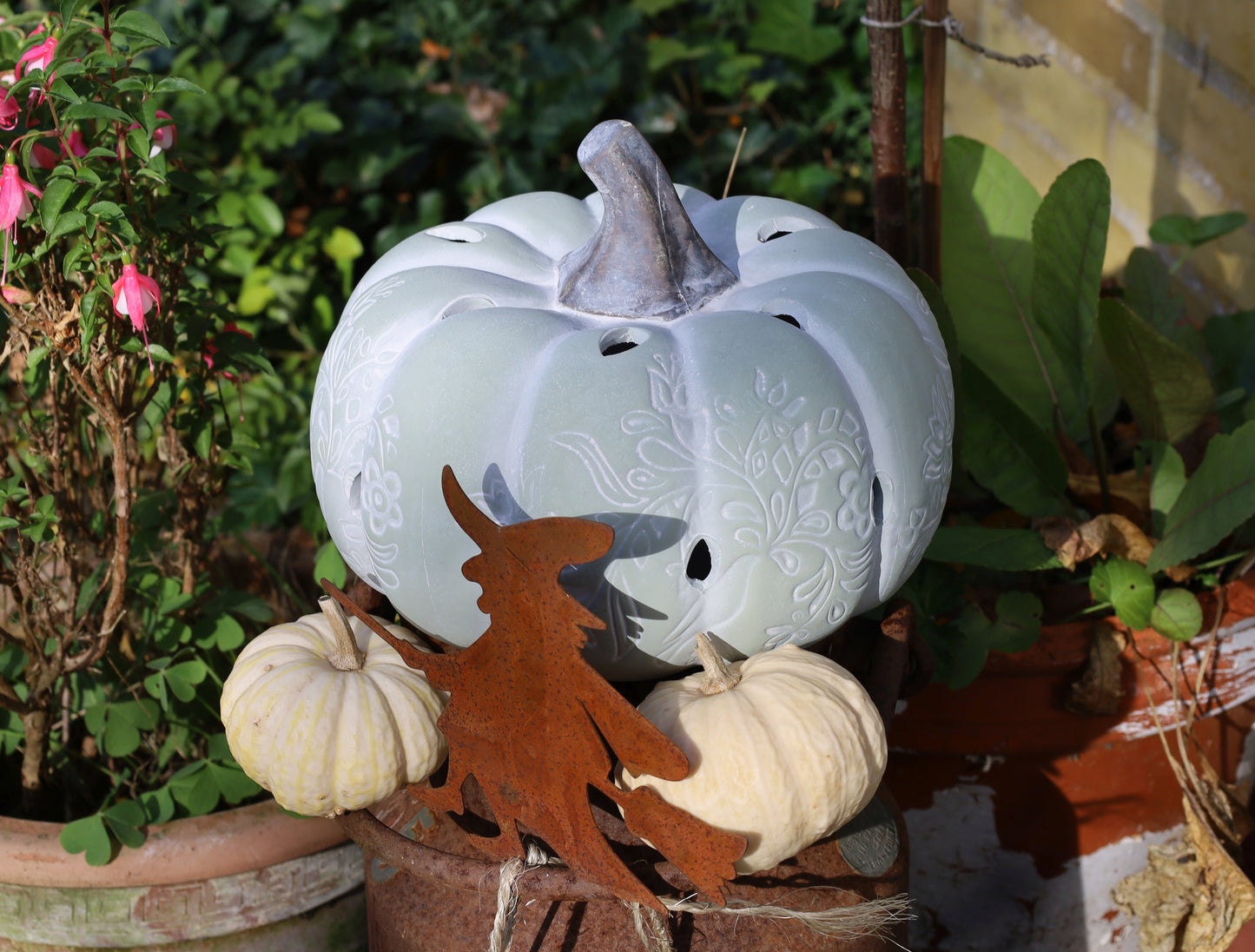 Kürbis-Figur Steinguss Grün - Herbstdeko mit Lichterkette