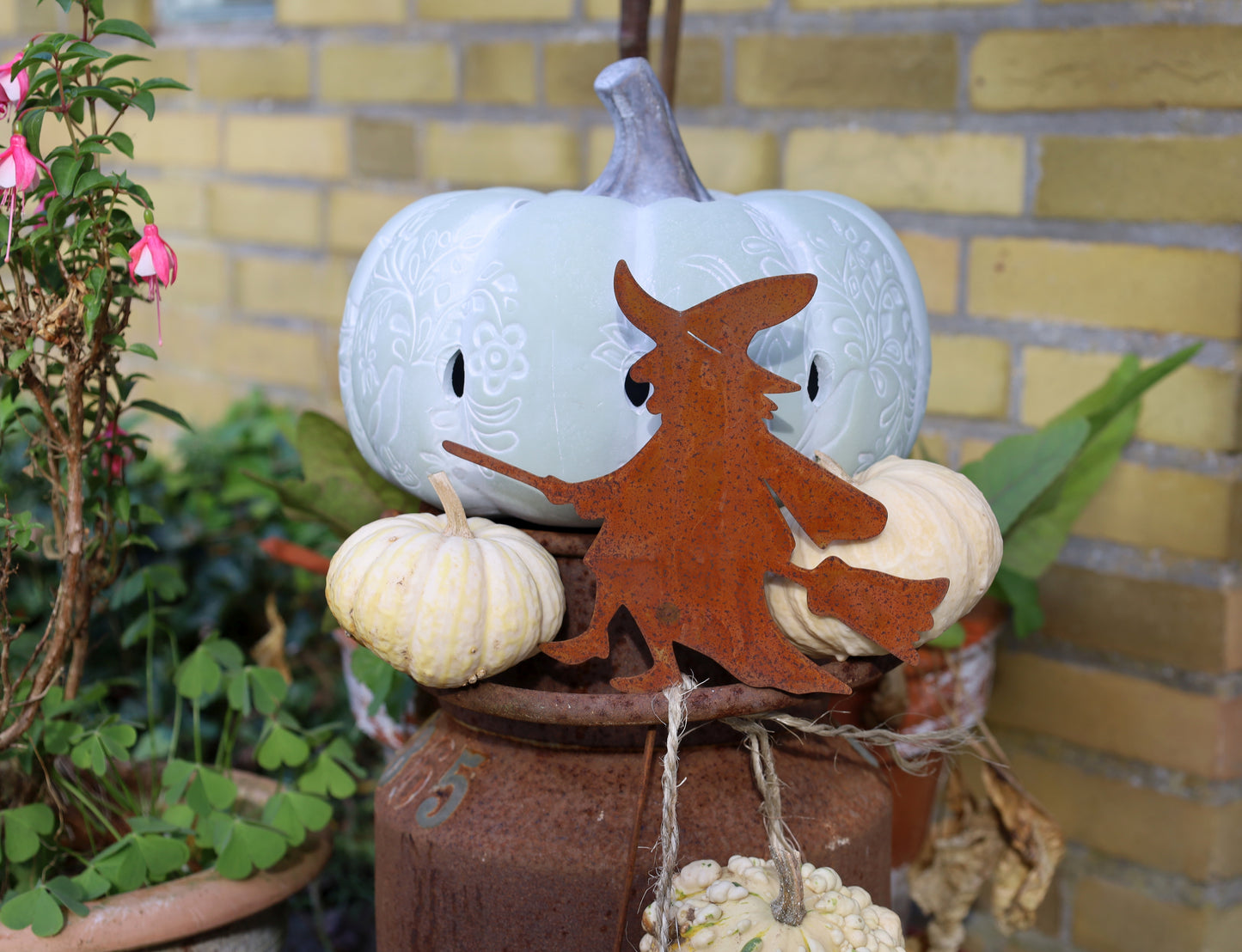 Kürbis-Figur Steinguss Grün - Herbstdeko mit Lichterkette