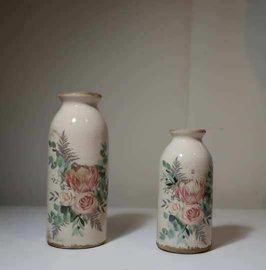Vase in flaschenform im Brocante Stil mit Rosenmotiv aus Keramik in Beige-Rosa