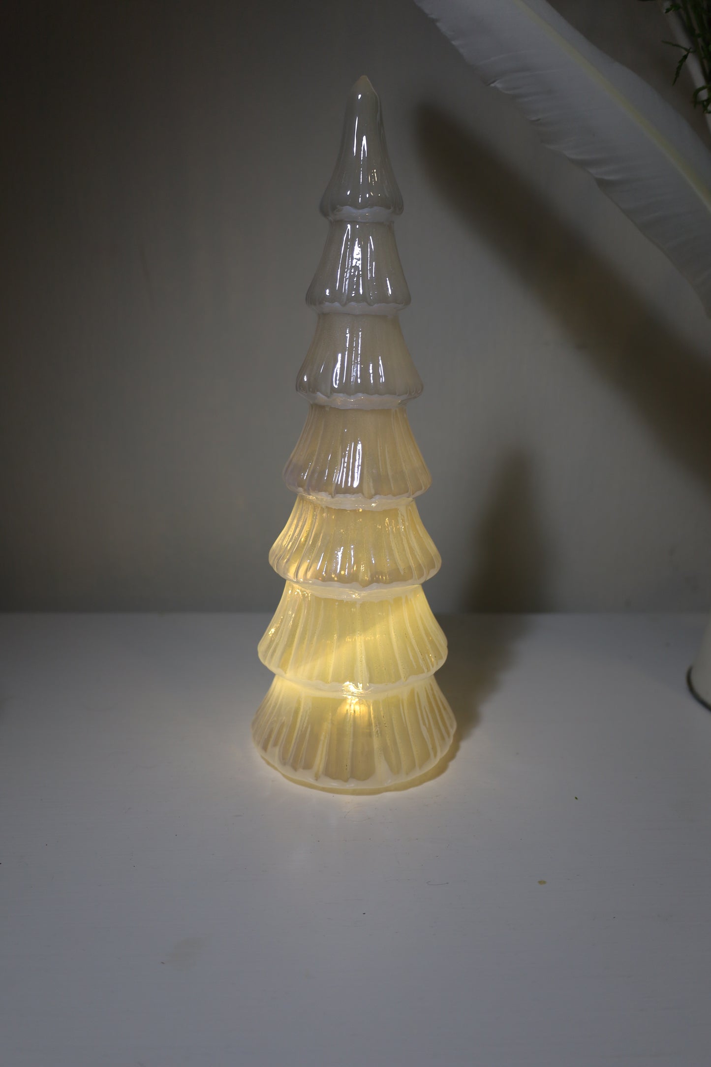 Tannenbaum aus Glas, Lichterbaum mit LED Beleuchtung in weiß, Weihnachten Winter