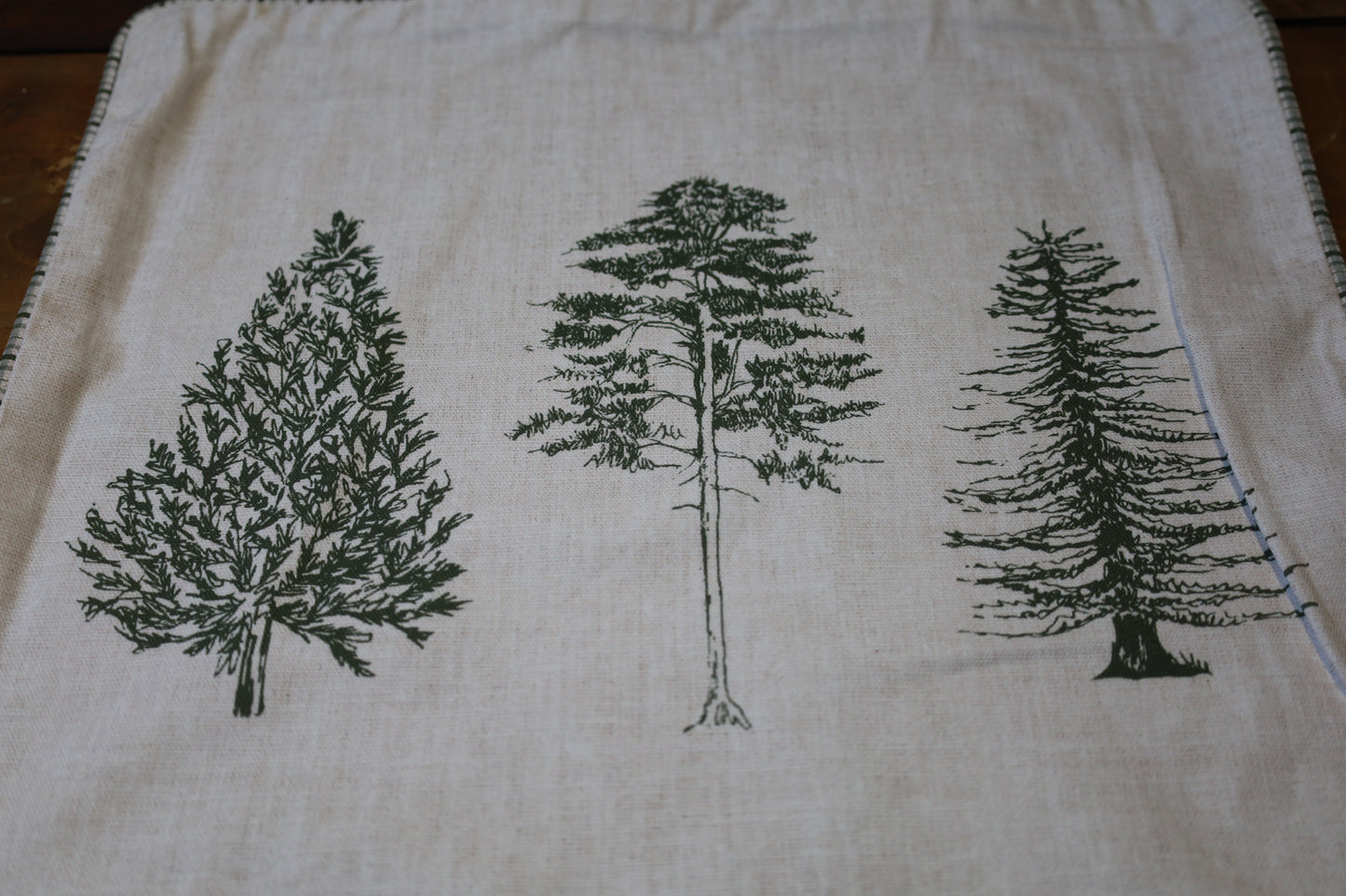 Winterliche Tischdecke Baumwolle Tannenbaum-Motiv Beige Grün – Landhaus-Stil