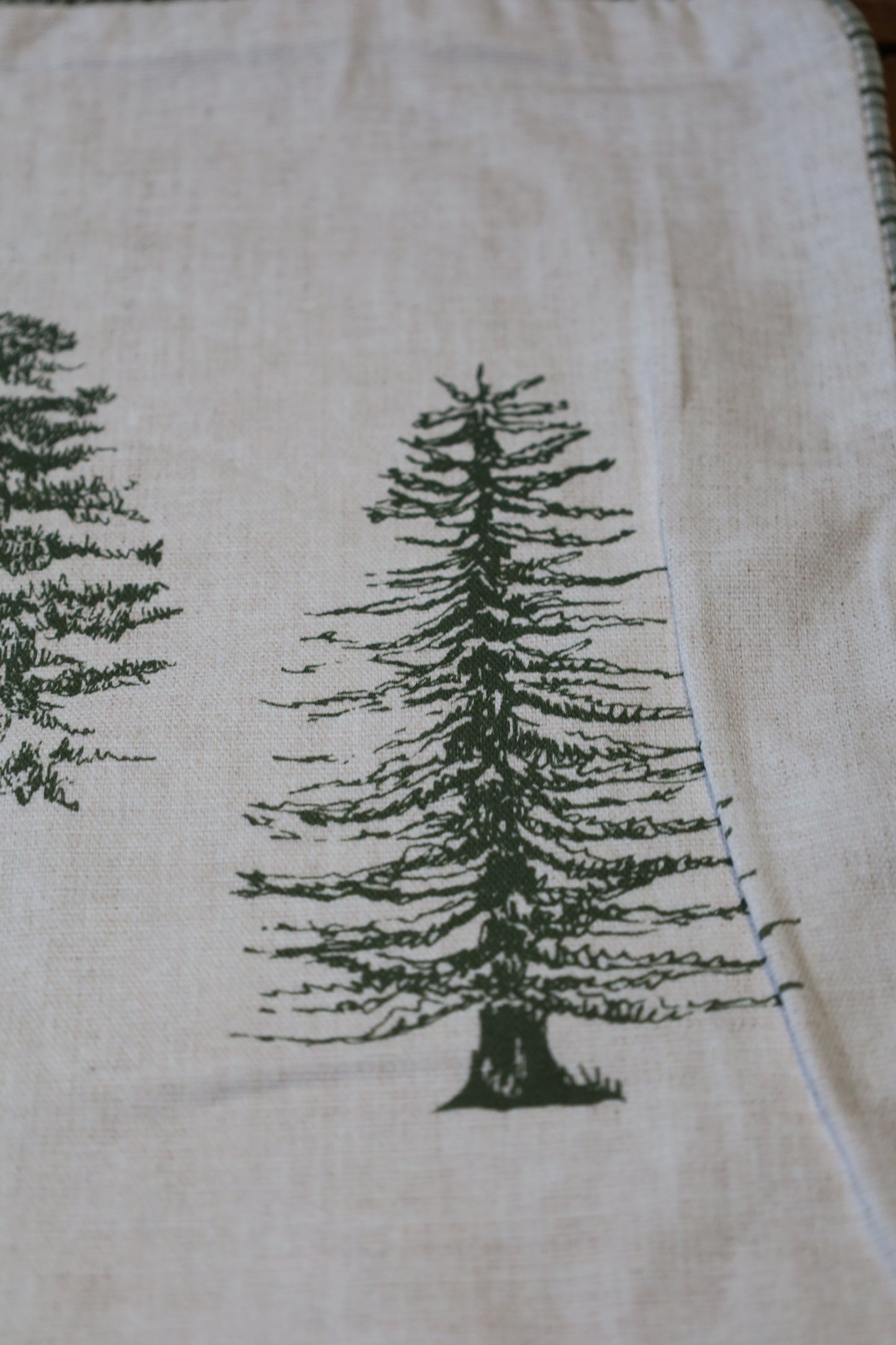 Winterliche Tischdecke Baumwolle Tannenbaum-Motiv Beige Grün – Landhaus-Stil