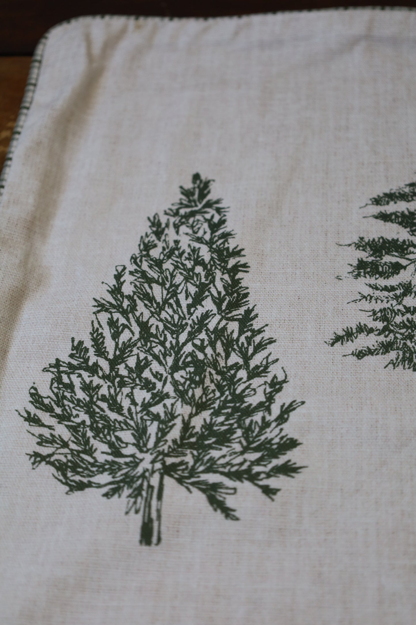 Winterliche Tischdecke Baumwolle Tannenbaum-Motiv Beige Grün – Landhaus-Stil