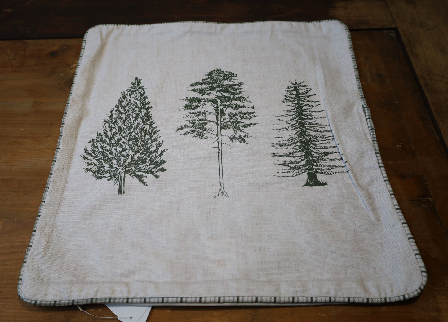 Kissenbezug aus Baumwolle in Beige-Grün mit Tannenmotiv