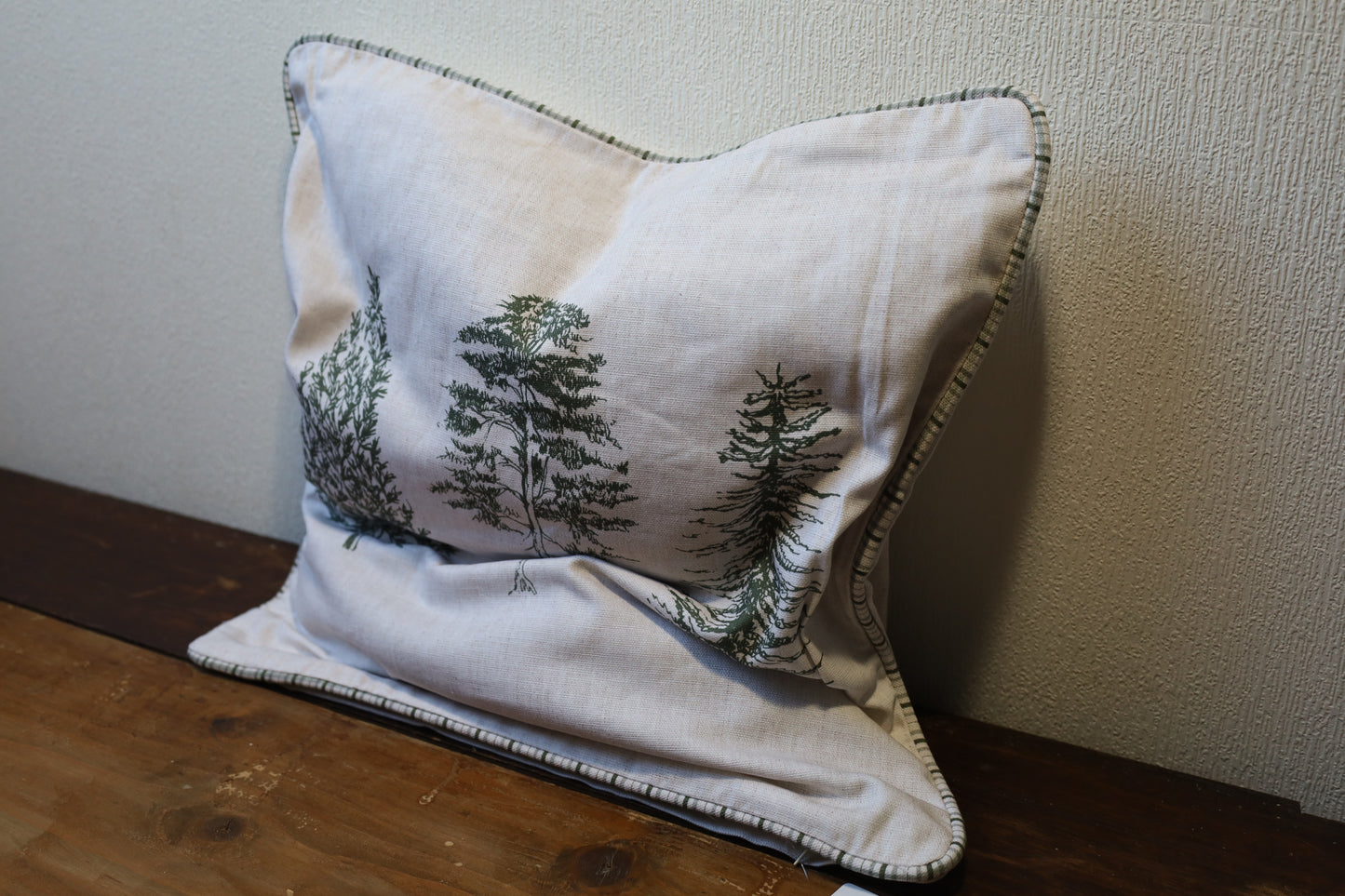 Kissenbezug aus Baumwolle in Beige-Grün mit Tannenmotiv