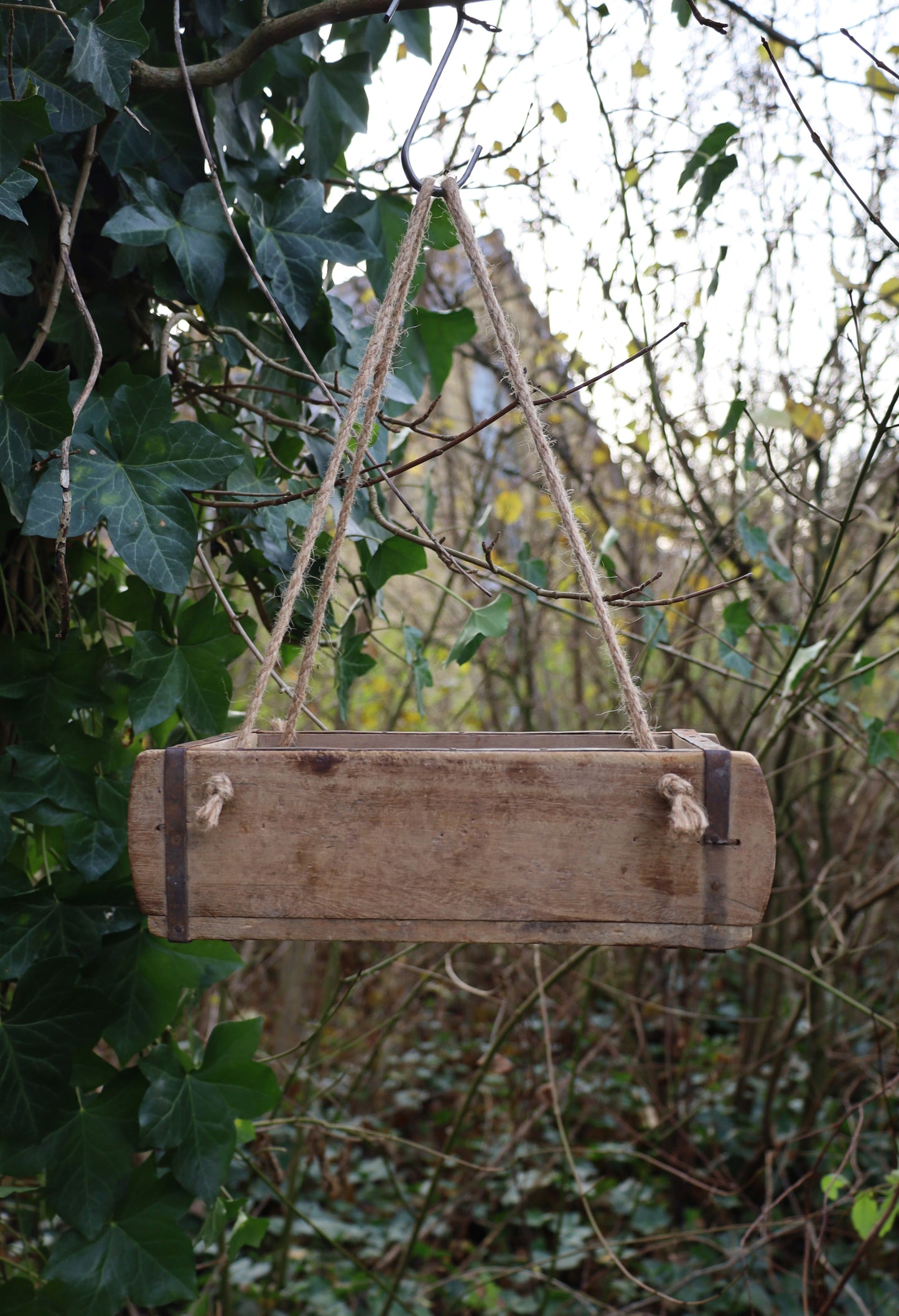 Alte Ziegelform aus Altholz mit Seilen zum Aufhängen, Shabby Chic Hängeregal