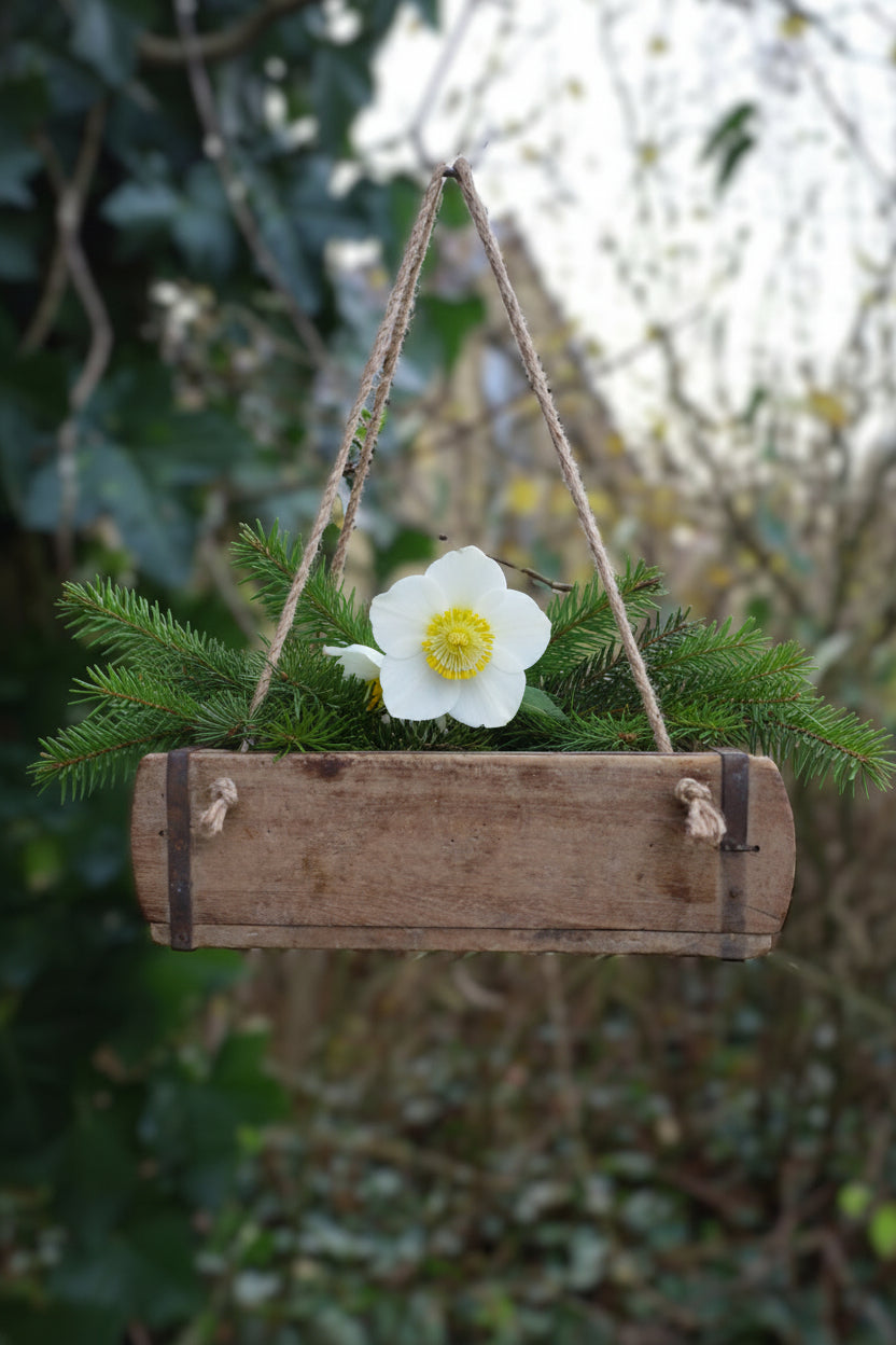 Alte Ziegelform aus Altholz mit Seilen zum Aufhängen, Shabby Chic Hängeregal