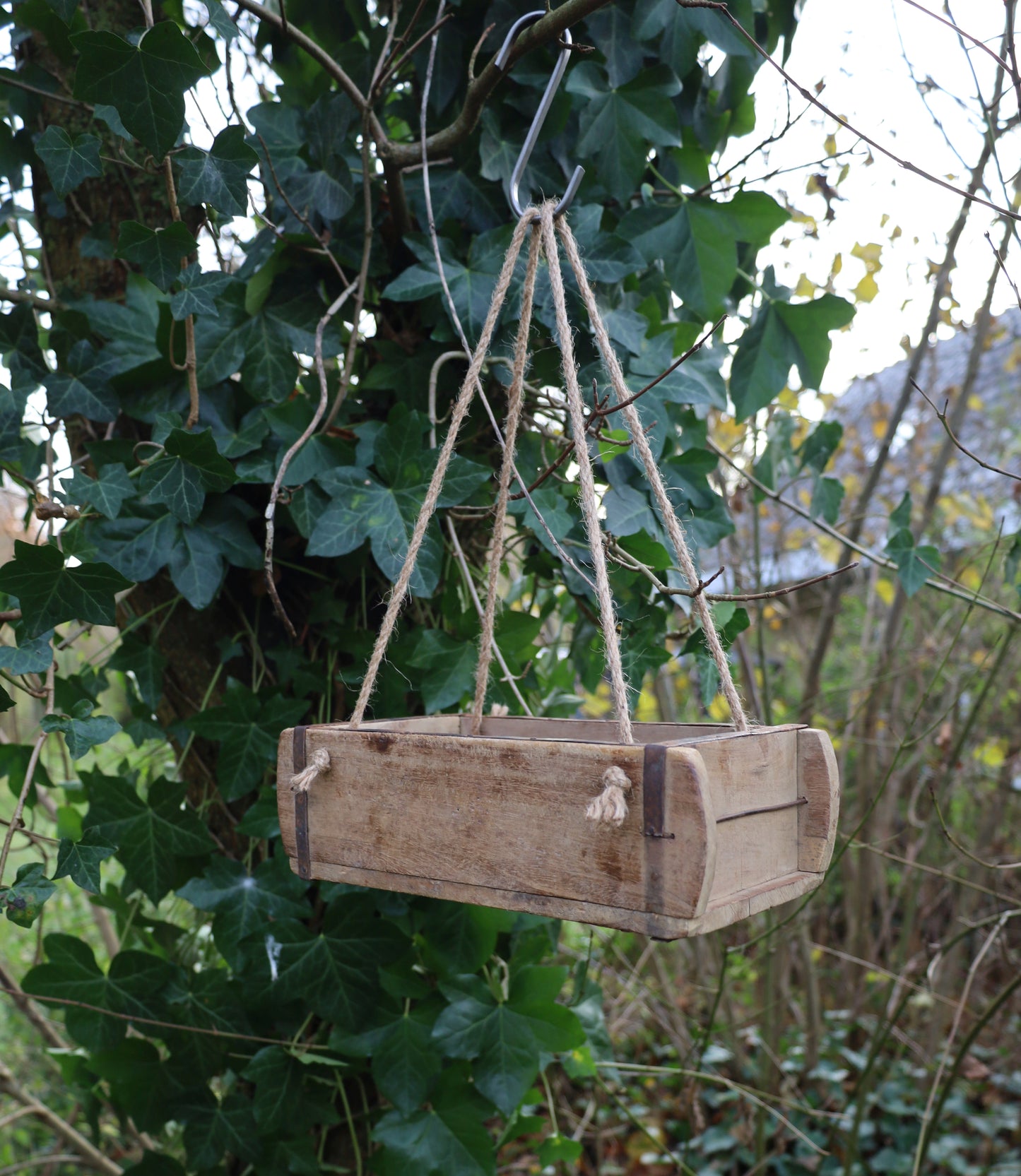 Alte Ziegelform aus Altholz mit Seilen zum Aufhängen, Shabby Chic Hängeregal