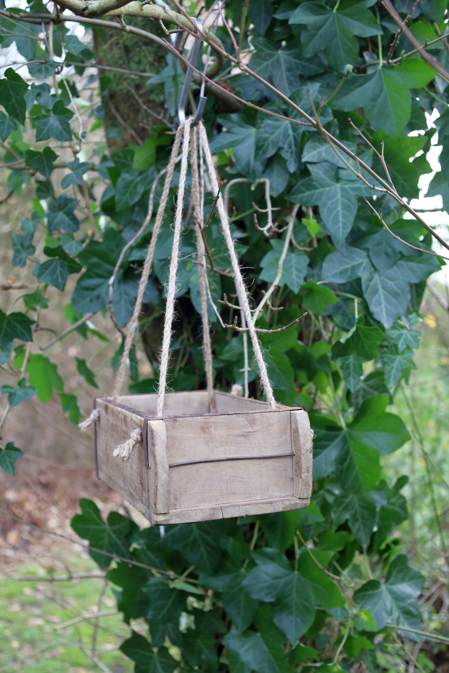 Alte Ziegelform aus Altholz mit Seilen zum Aufhängen, Shabby Chic Hängeregal