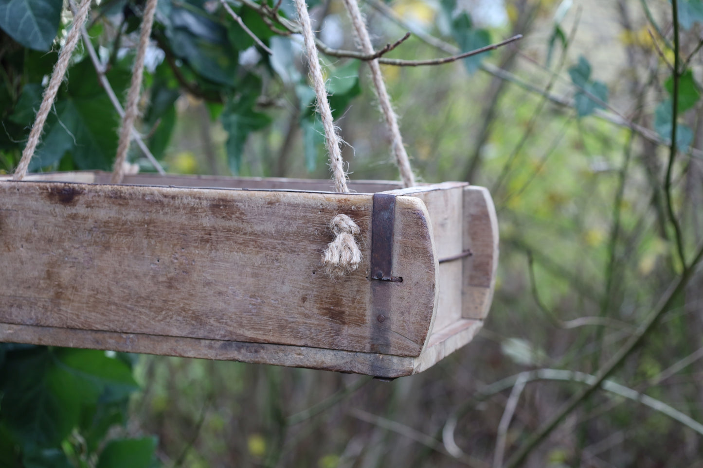 Alte Ziegelform aus Altholz mit Seilen zum Aufhängen, Shabby Chic Hängeregal