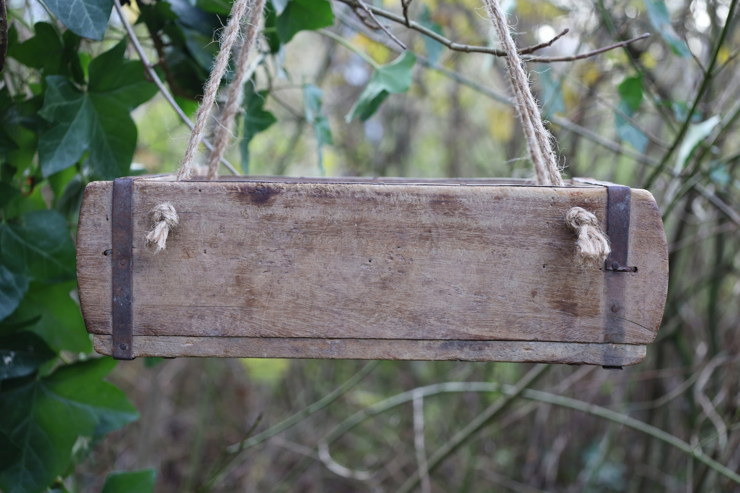 Alte Ziegelform aus Altholz mit Seilen zum Aufhängen, Shabby Chic Hängeregal