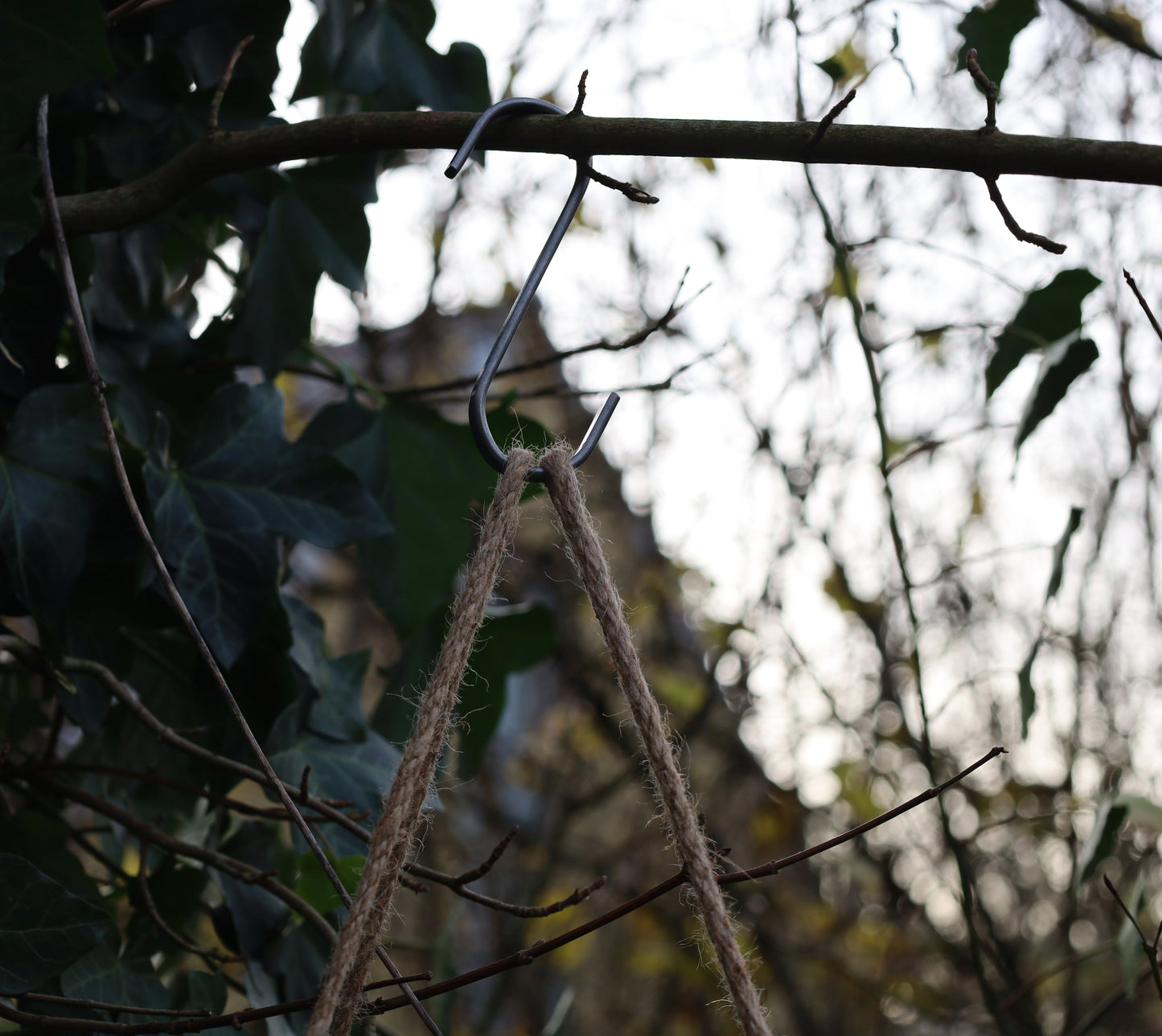 Alte Ziegelform aus Altholz mit Seilen zum Aufhängen, Shabby Chic Hängeregal