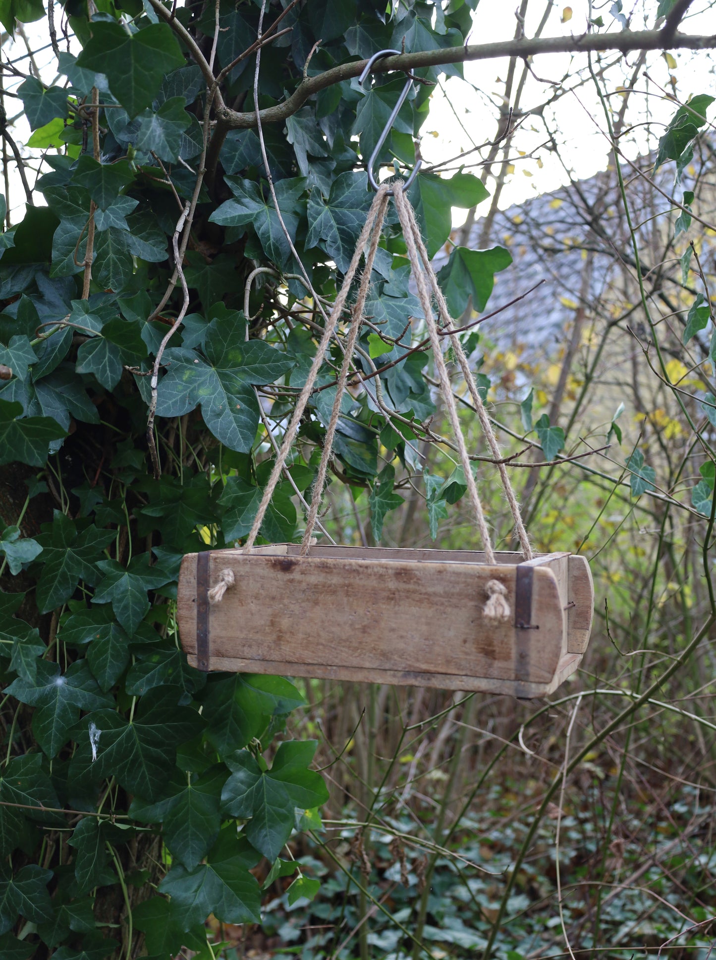 Alte Ziegelform aus Altholz mit Seilen zum Aufhängen, Shabby Chic Hängeregal