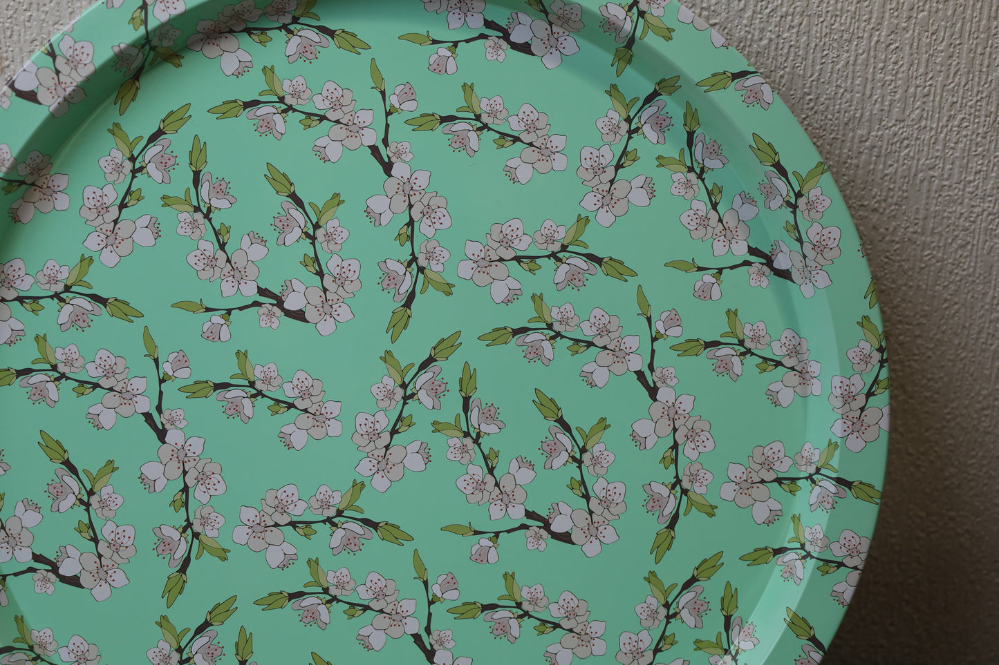 Rundes Metalltablett Grün Ø 32 cm - Blumenmotiv Landhaus-Stil