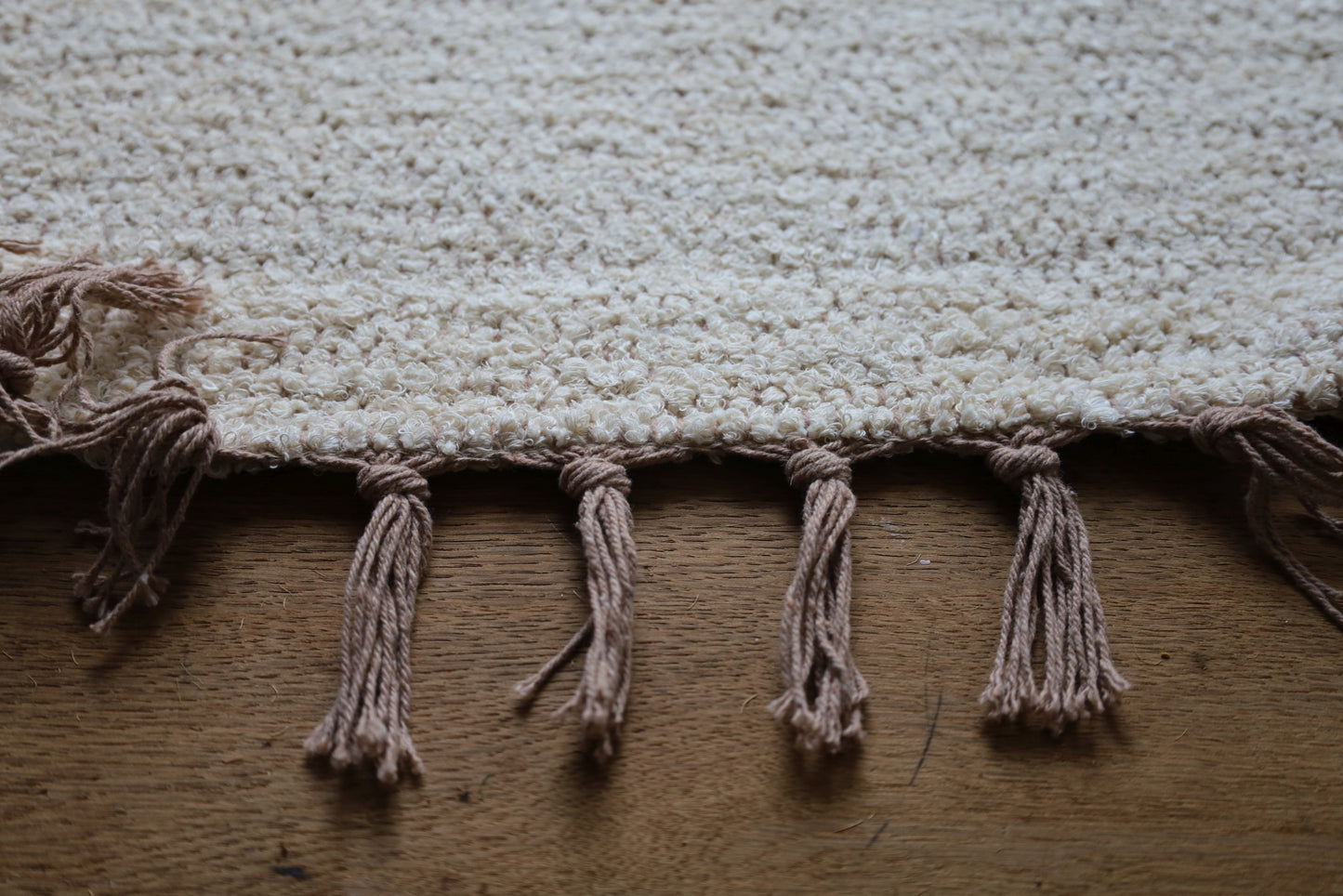 Tappeto in cotone annodato a mano in lana bianca