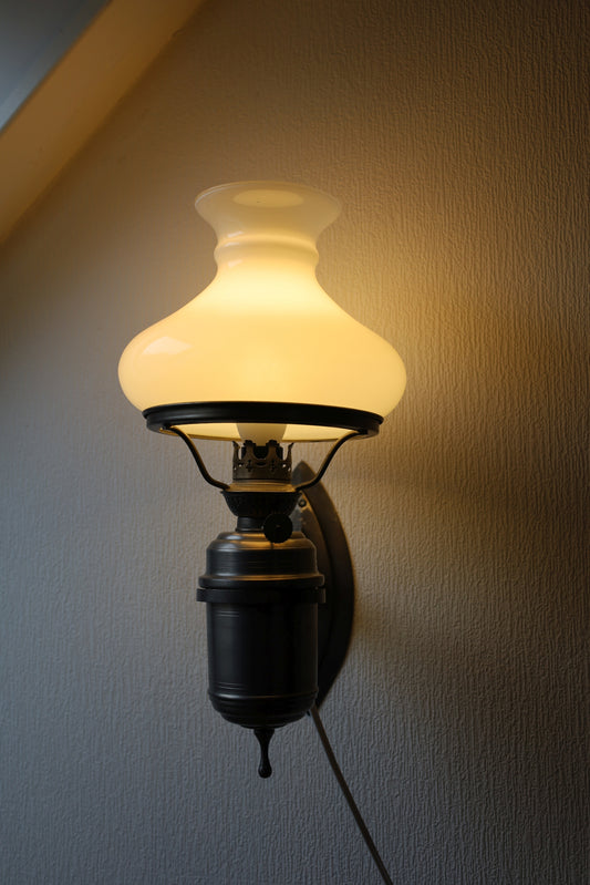 Vintage Wandleuchte aus Zinn Silber mit weißem Glasschirm – Nostalgische Petroleumlampe