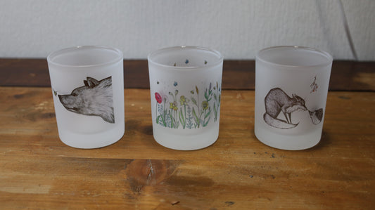 Windlicht aus satiniertem Glas mit tierischen und floralen Motiven
