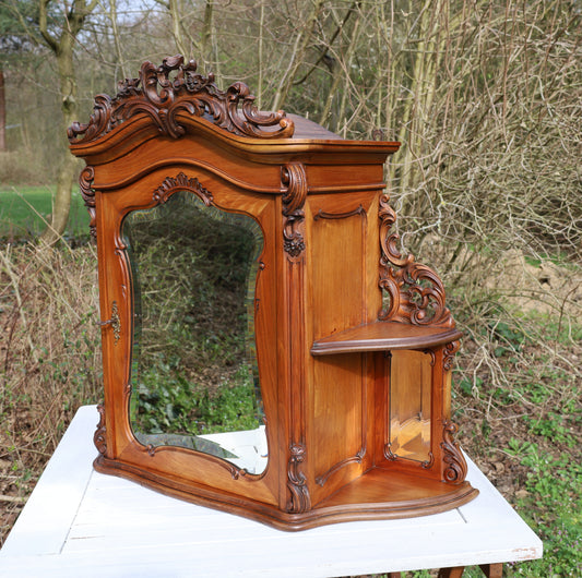 Antiker Spiegelschrank Louis-Philipp aus Nussbaum mit facettierten Spiegeln und Rokoko-Schnitzwerk