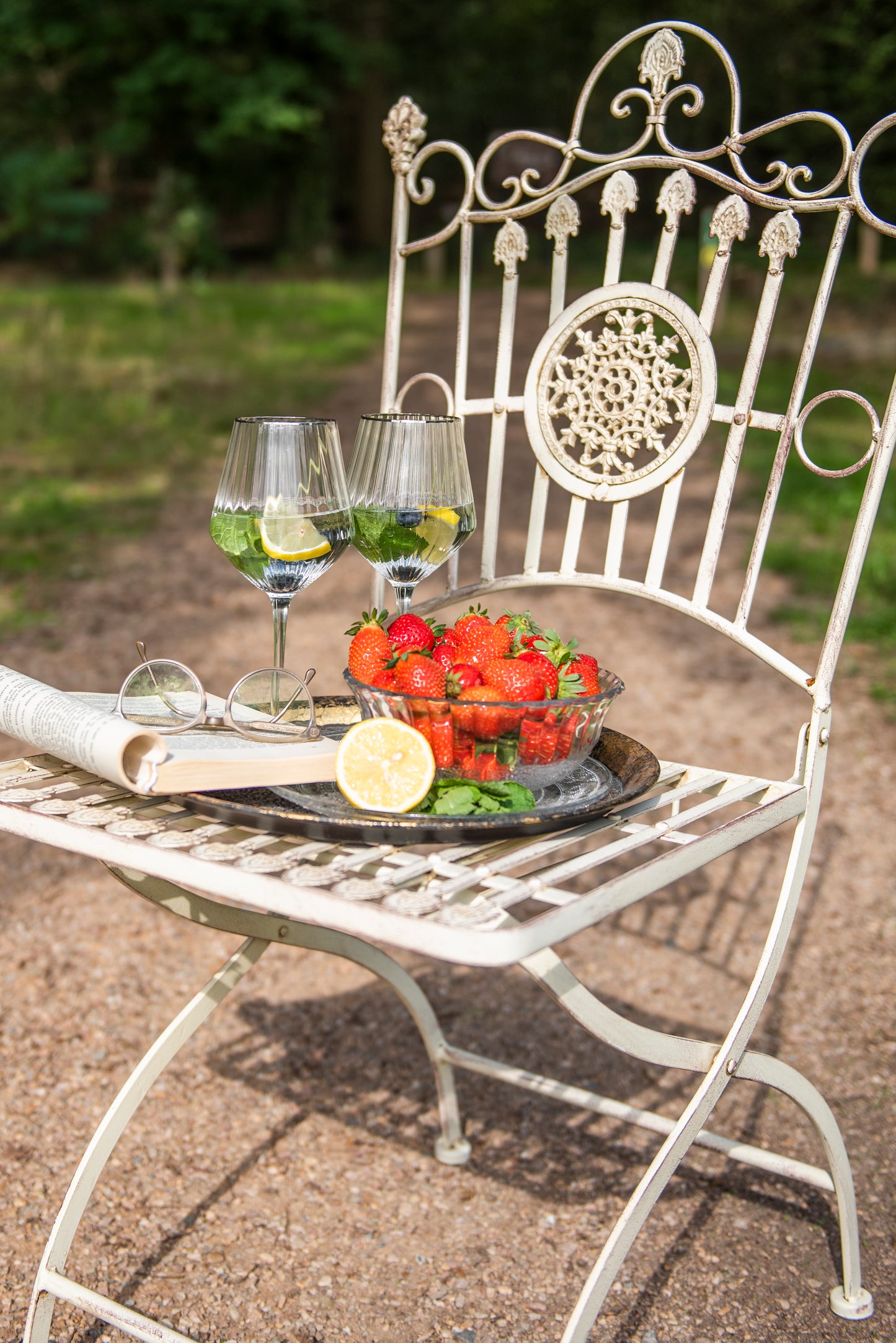 Weißer Gartenstuhl im Vintage-Look aus Eisen