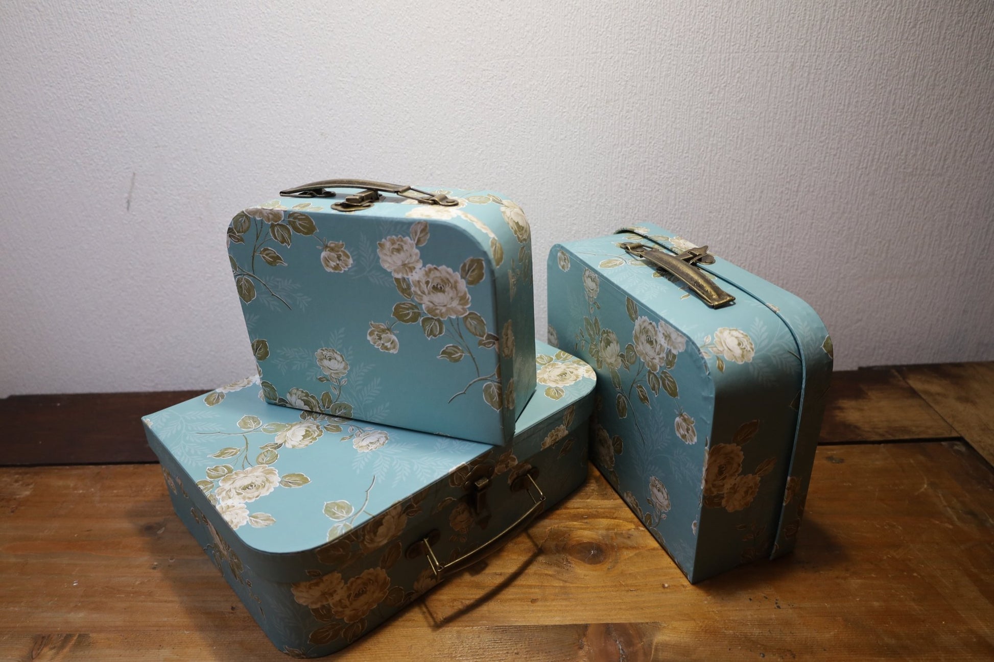 3er Set Deko-Koffer mit Blumenmuster - Aufbewahrungsboxen im Landhausstil {{ Shabby Chic und Landhaus Deko }} {{ www.Stein-Alt.de }}