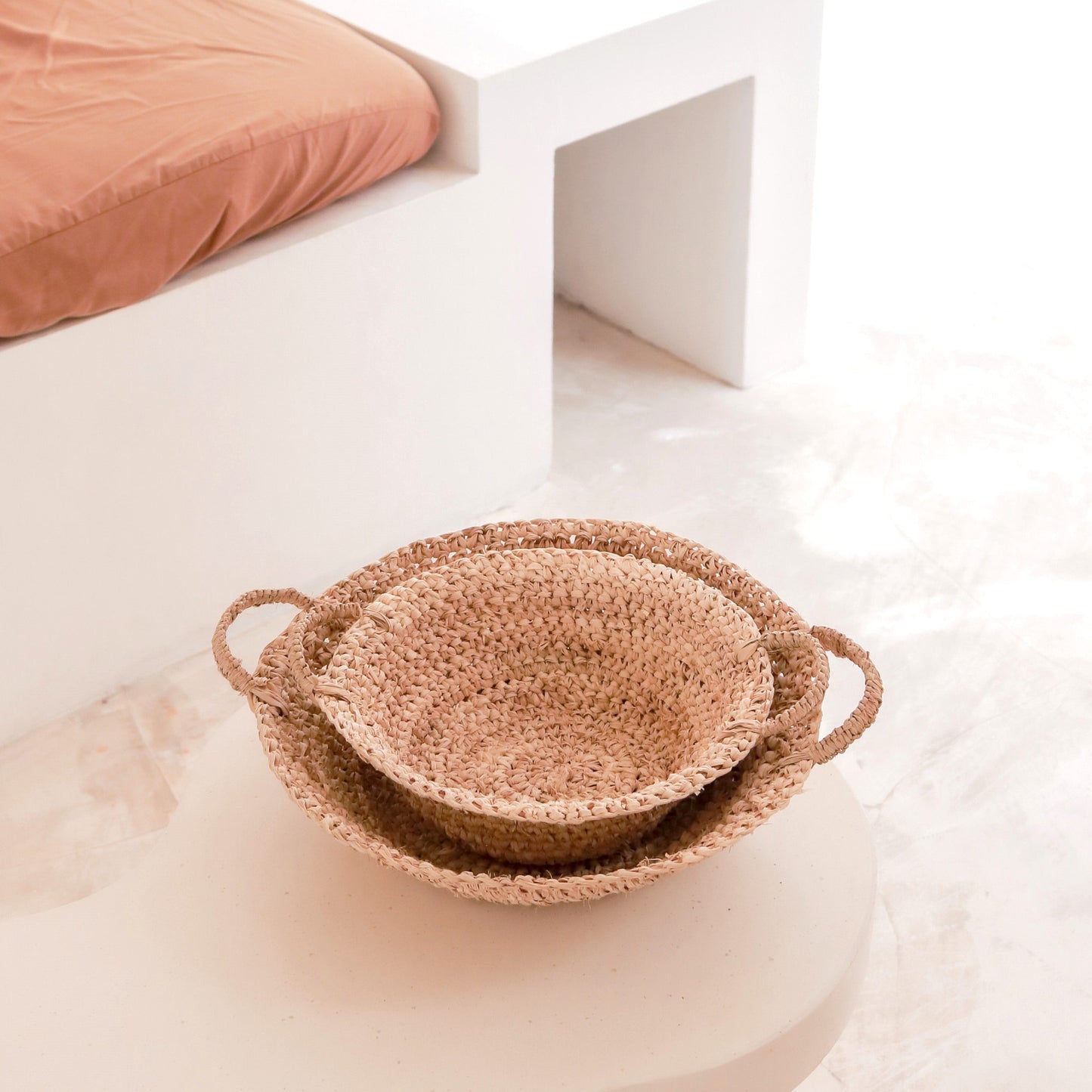 Obstkorb aus Bast Ø 28 cm - Handgeflochtenes Körbchen mit Griffen