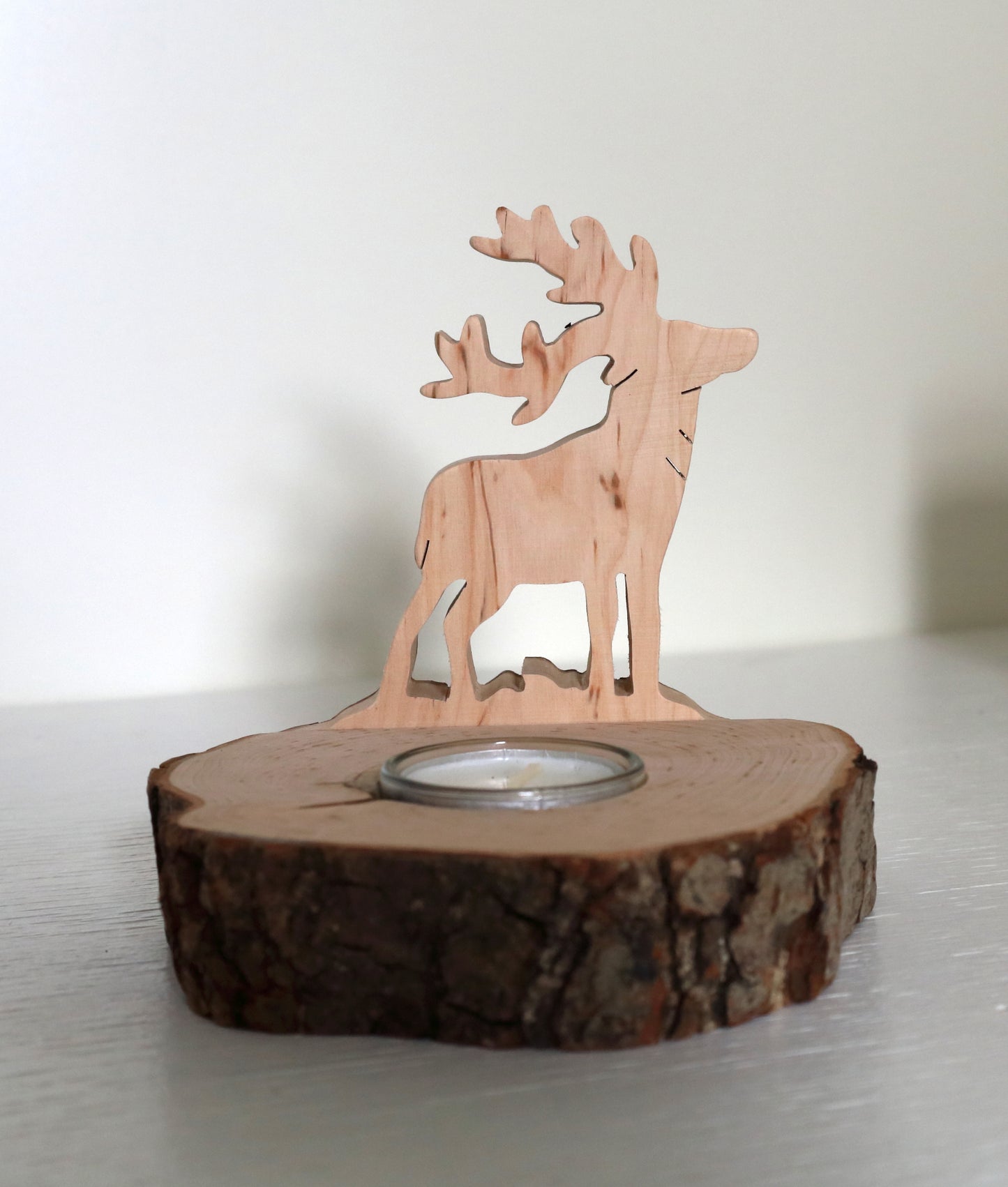 Rustikaler Teelichthalter Baumstamm mit Hirsch