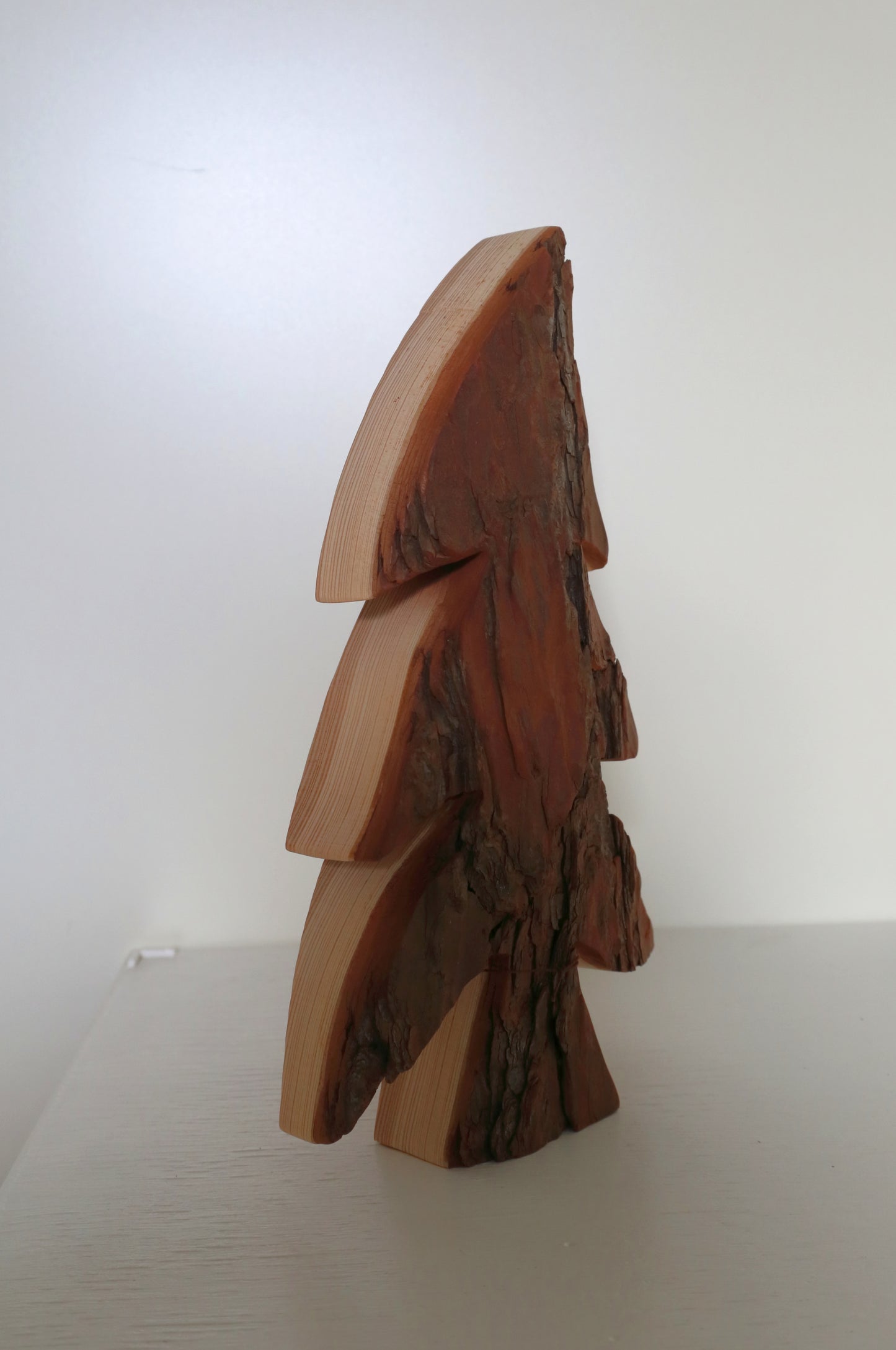 Rustikaler Tannenbaum aus Rindenholz - Handgefertigt im Landhausstil