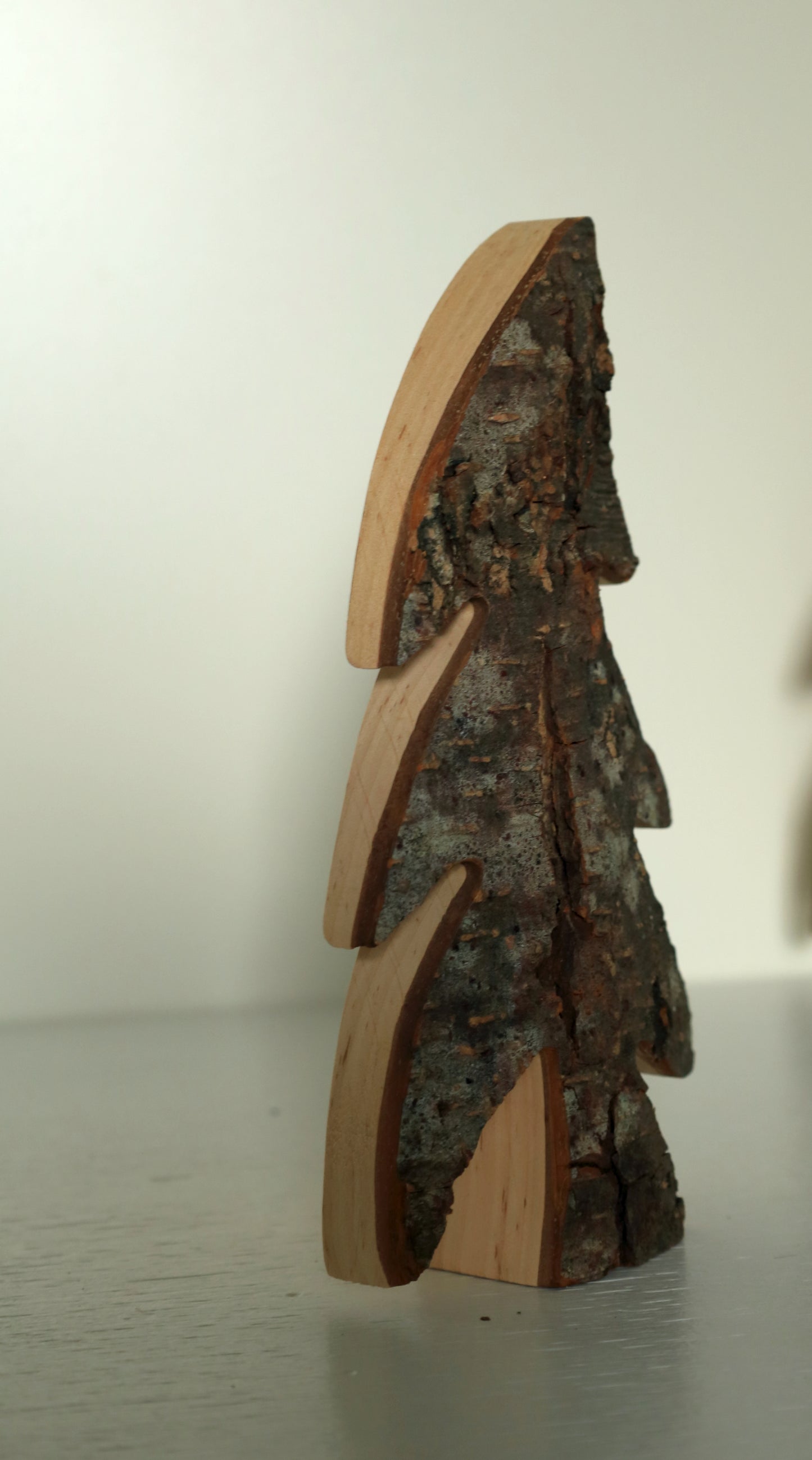 Rustikaler Tannenbaum aus Rindenholz - Handgefertigt im Landhausstil