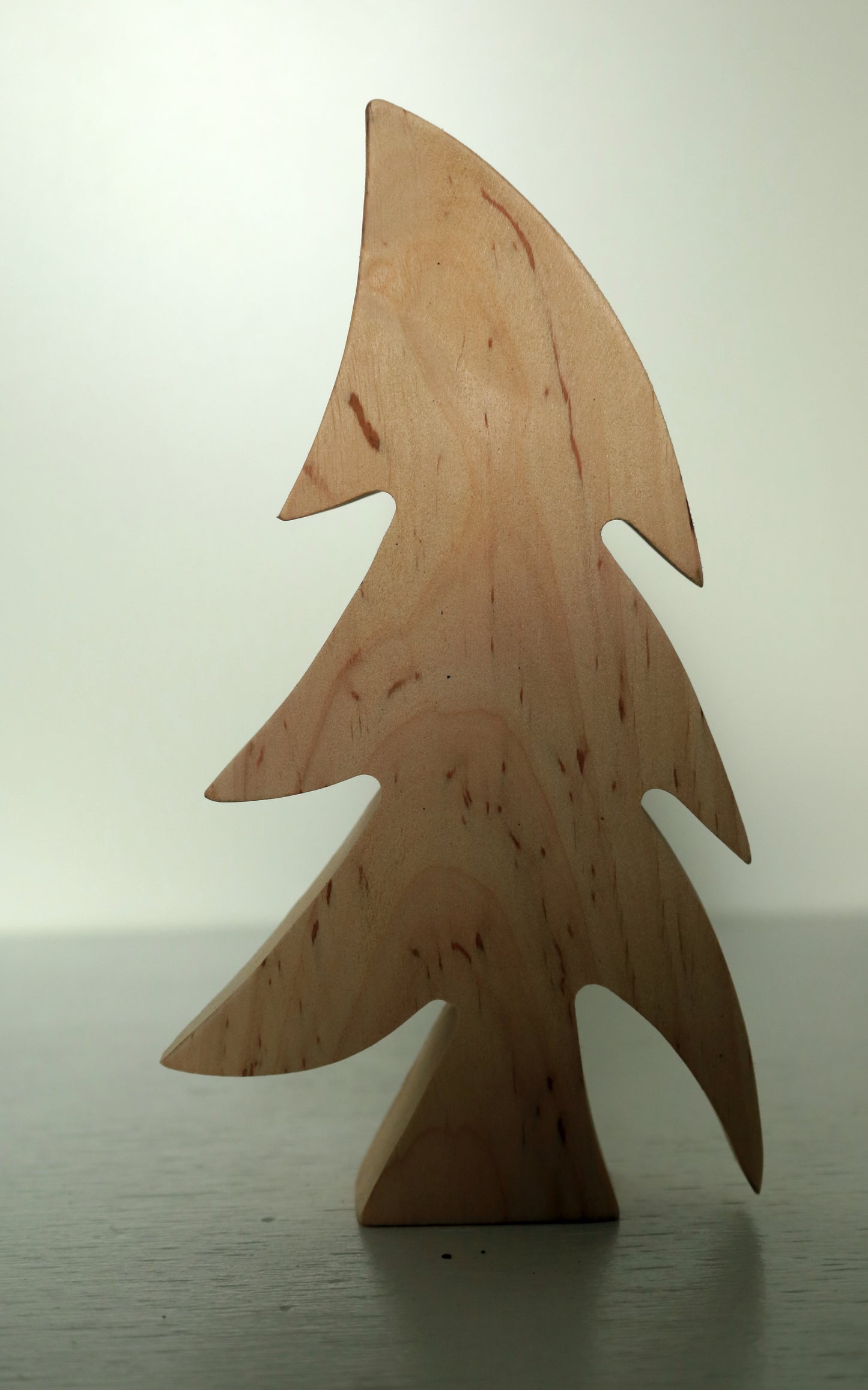 Rustikaler Tannenbaum aus Rindenholz - Handgefertigt im Landhausstil