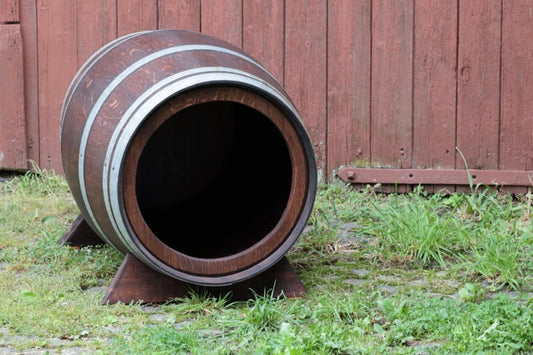 Cuccia per cani realizzata con una vecchia botte di vino in rovere