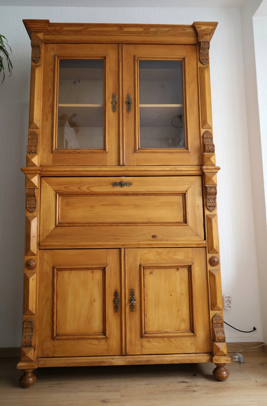 Antico scrittoio in legno di conifera in stile guglielmino, restaurato, pronto per essere abitato