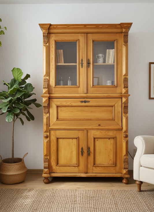 Antico scrittoio in legno di conifera in stile guglielmino, restaurato, pronto per essere abitato