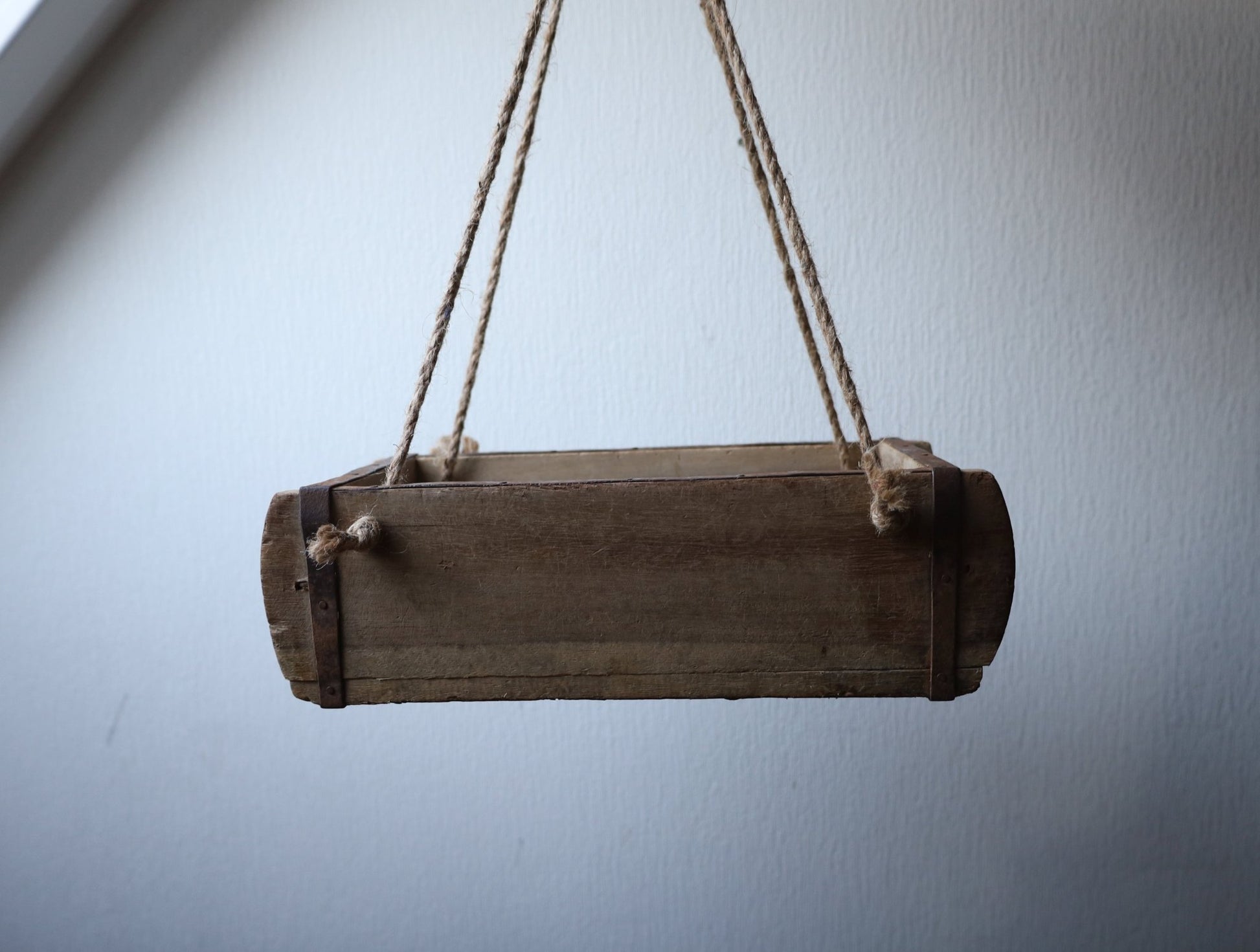 Alte Ziegelform aus Altholz mit Seilen zum Aufhängen, Shabby Chic Hängeregal {{ Shabby Chic und Landhaus Deko }} {{ www.Stein-Alt.de }}