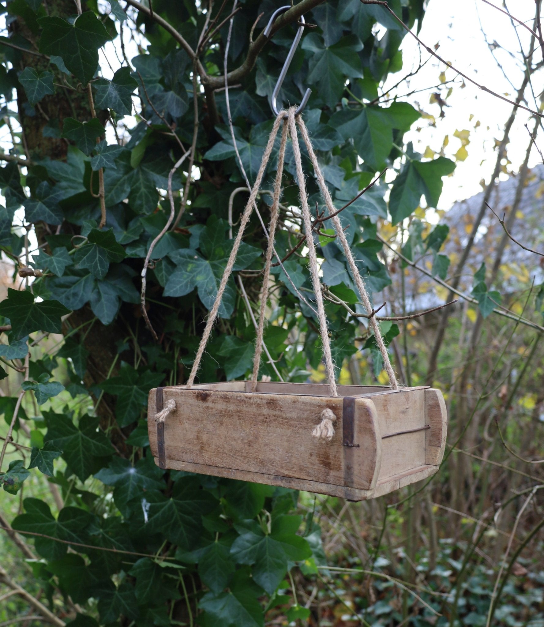 Alte Ziegelform aus Altholz mit Seilen zum Aufhängen, Shabby Chic Hängeregal {{ Shabby Chic und Landhaus Deko }} {{ www.Stein-Alt.de }}