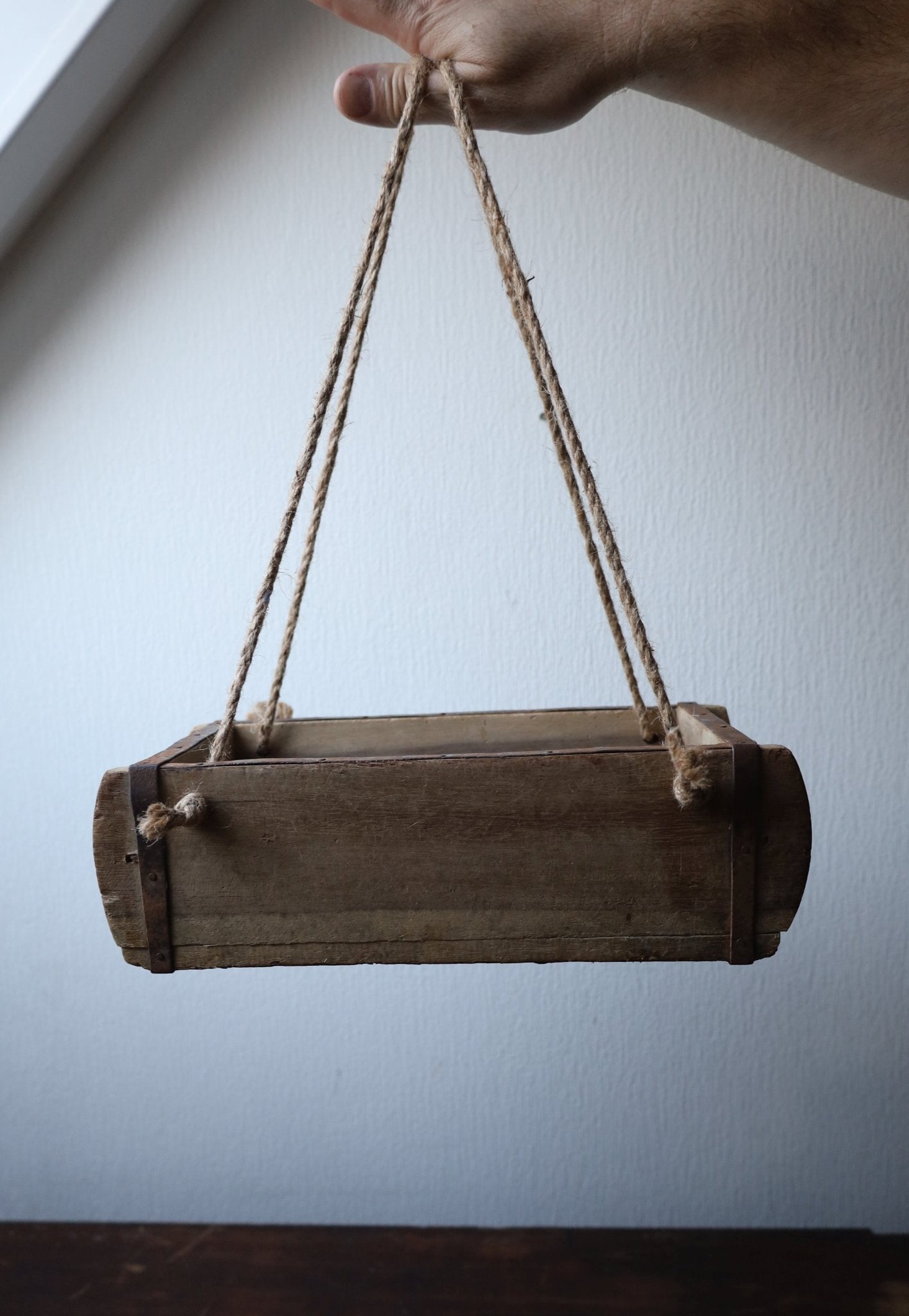 Alte Ziegelform aus Altholz mit Seilen zum Aufhängen, Shabby Chic Hängeregal {{ Shabby Chic und Landhaus Deko }} {{ www.Stein-Alt.de }}