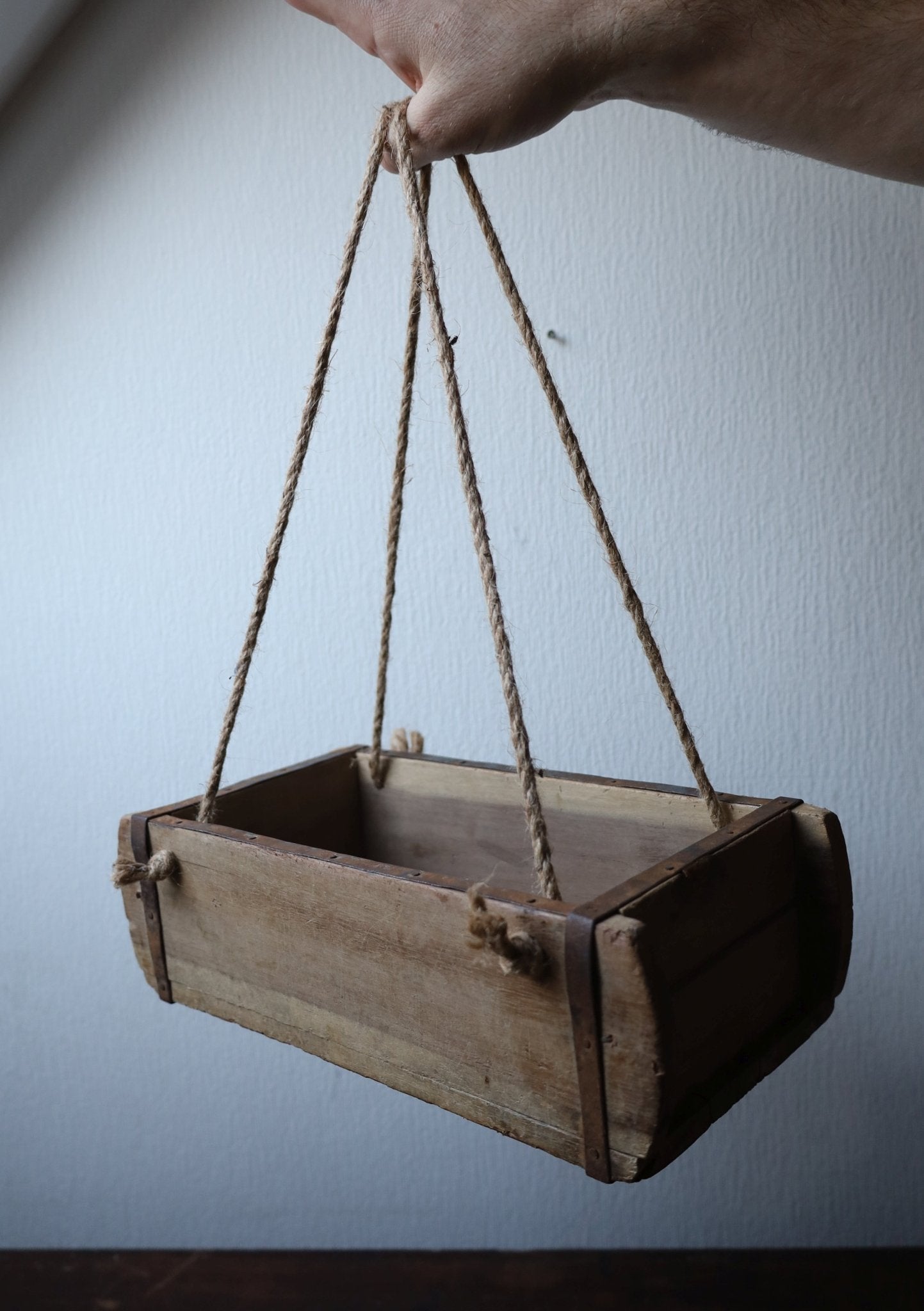 Alte Ziegelform aus Altholz mit Seilen zum Aufhängen, Shabby Chic Hängeregal {{ Shabby Chic und Landhaus Deko }} {{ www.Stein-Alt.de }}