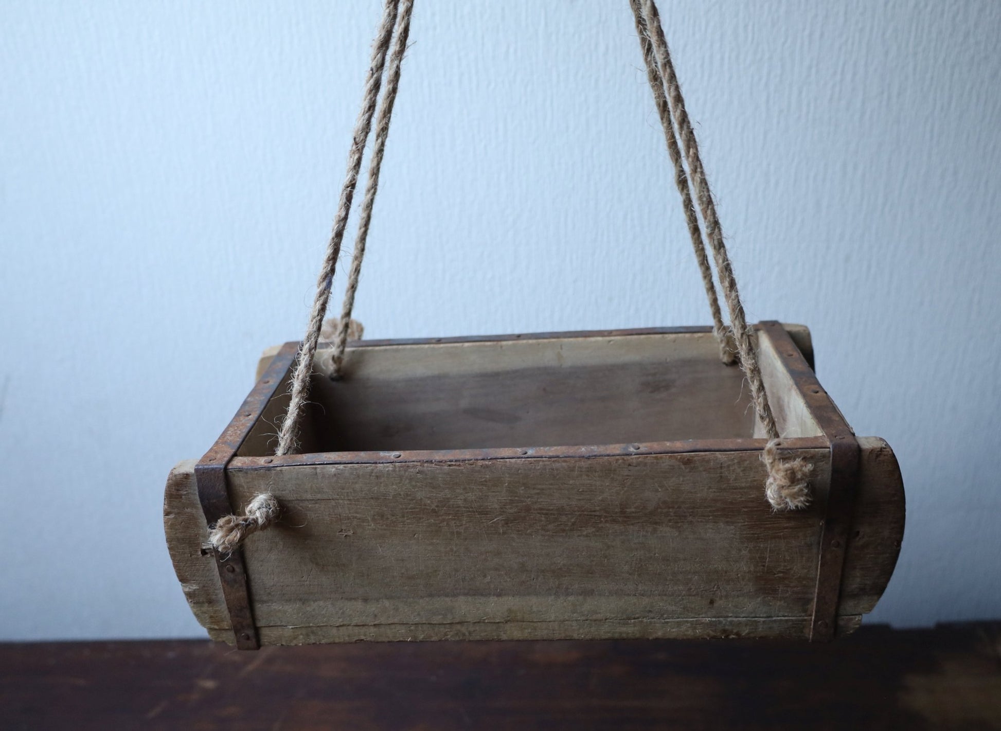 Alte Ziegelform aus Altholz mit Seilen zum Aufhängen, Shabby Chic Hängeregal {{ Shabby Chic und Landhaus Deko }} {{ www.Stein-Alt.de }}