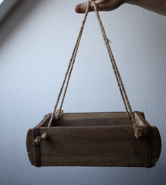 Alte Ziegelform aus Altholz mit Seilen zum Aufhängen, Shabby Chic Hängeregal {{ Shabby Chic und Landhaus Deko }} {{ www.Stein-Alt.de }}
