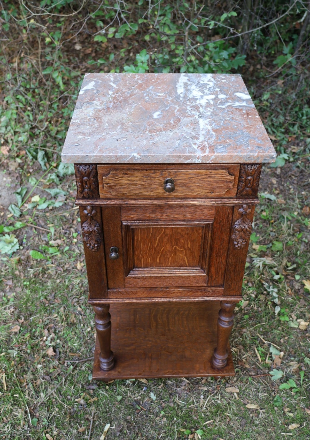 Antiker französischer Nachttisch Ende 19. Jh. - Eichenholz mit Marmorplatte {{ Shabby Chic und Landhaus Deko }} {{ www.Stein-Alt.de }}
