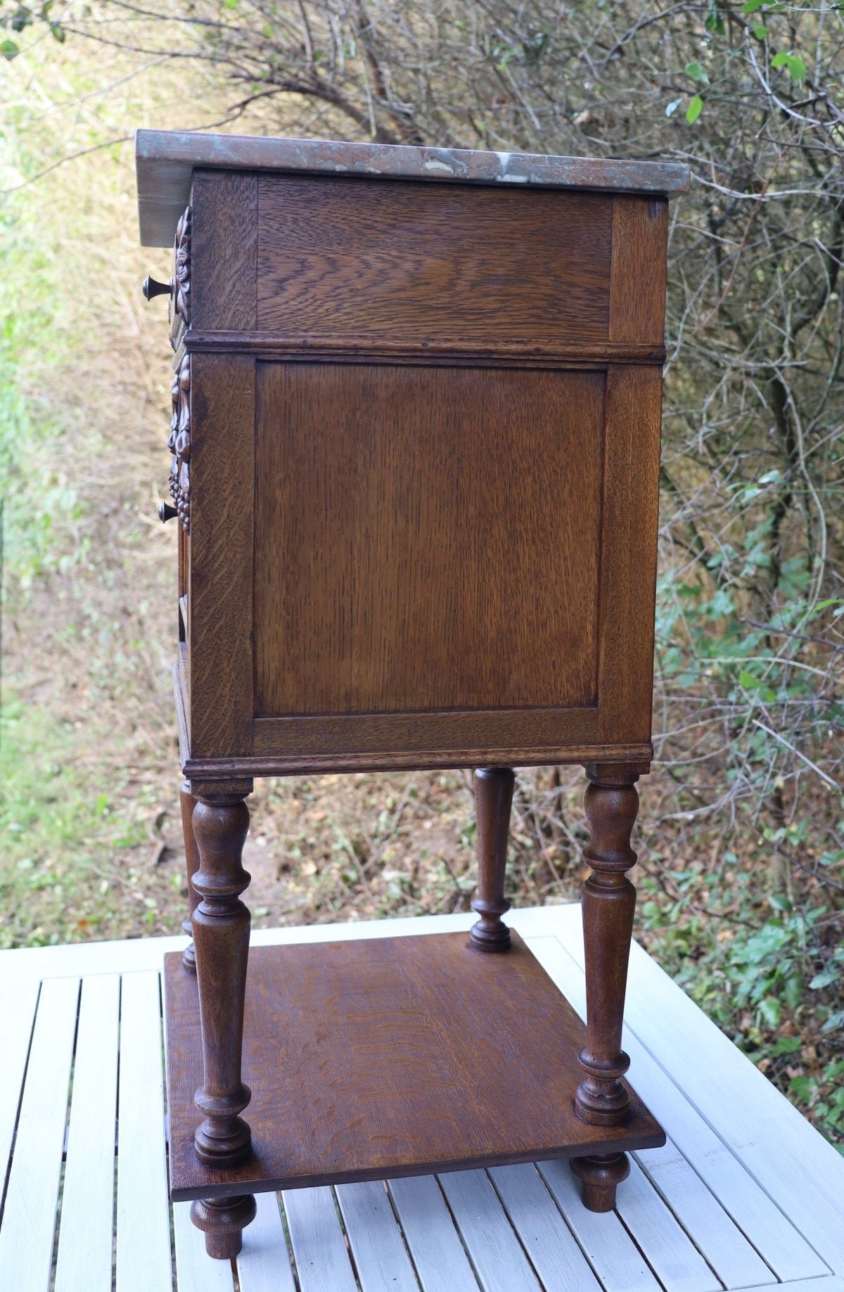 Antiker französischer Nachttisch Ende 19. Jh. - Eichenholz mit Marmorplatte {{ Shabby Chic und Landhaus Deko }} {{ www.Stein-Alt.de }}