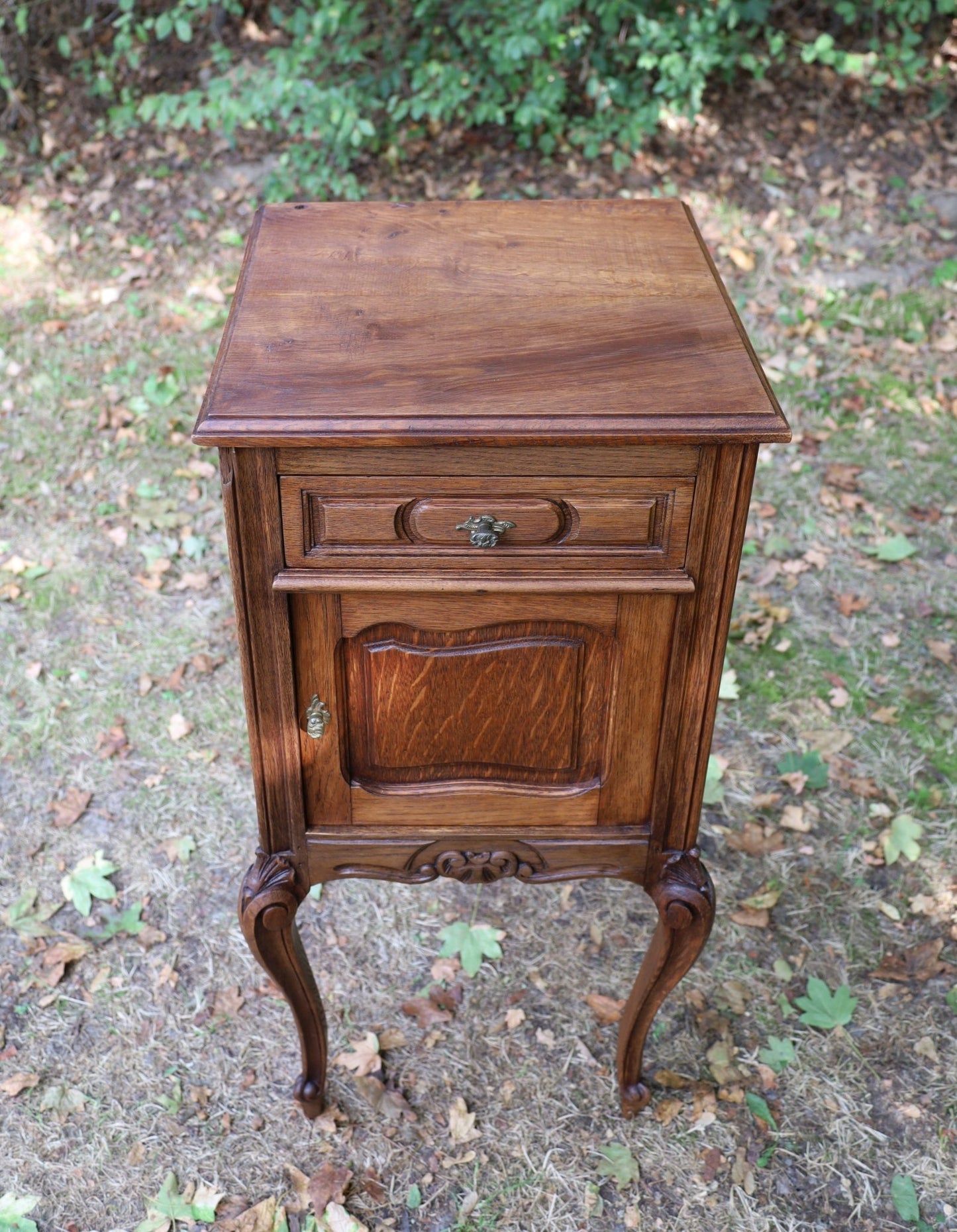 Antiker Nachttisch Louis XV Stil (1870-1890) - Nussbaum Schränkchen {{ Shabby Chic und Landhaus Deko }} {{ www.Stein-Alt.de }}