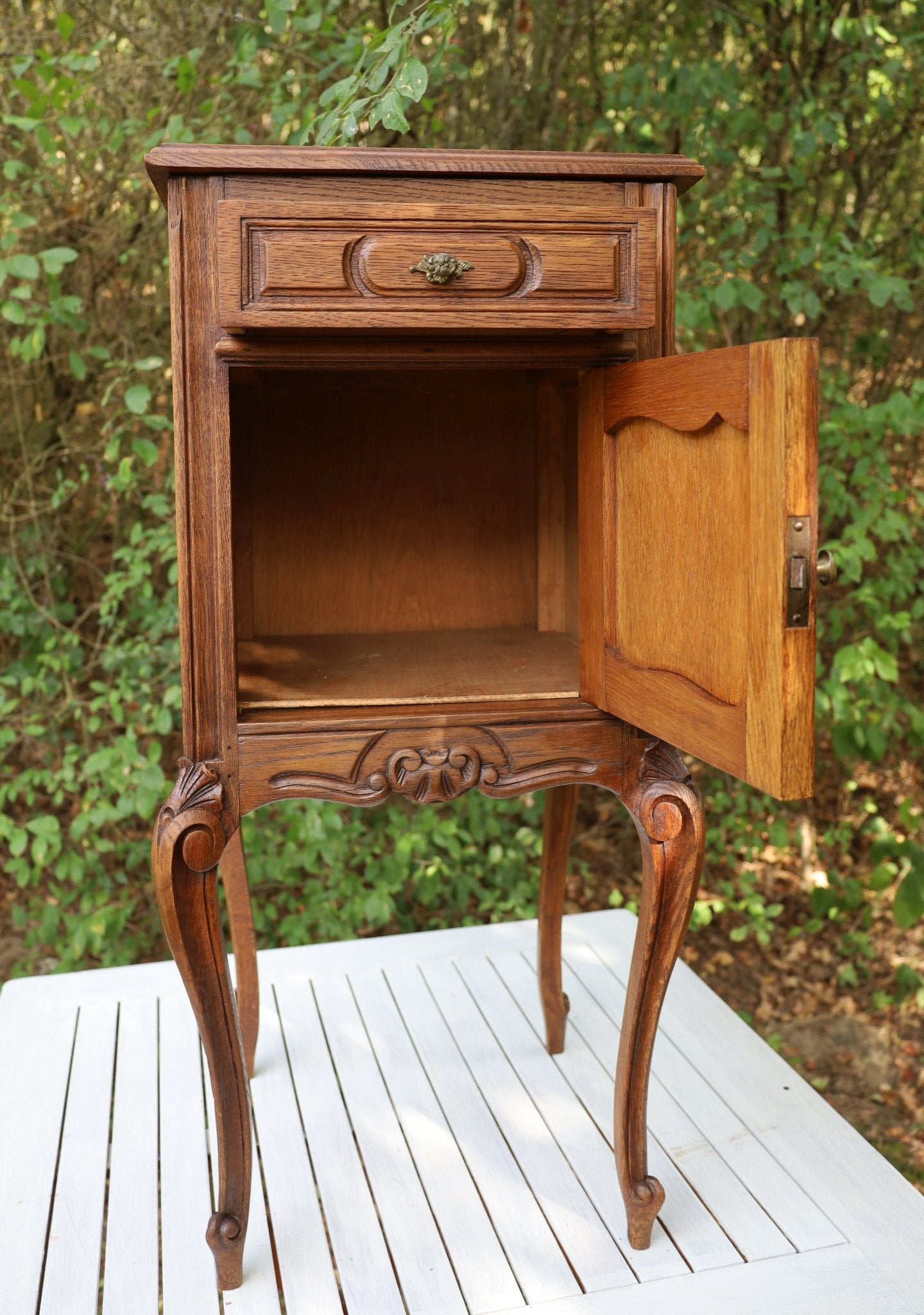 Antiker Nachttisch Louis XV Stil (1870-1890) - Nussbaum Schränkchen {{ Shabby Chic und Landhaus Deko }} {{ www.Stein-Alt.de }}