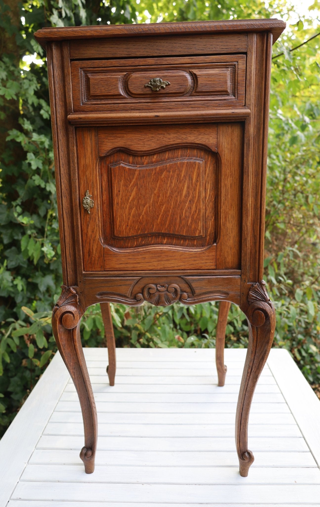 Antiker Nachttisch Louis XV Stil (1870-1890) - Nussbaum Schränkchen {{ Shabby Chic und Landhaus Deko }} {{ www.Stein-Alt.de }}