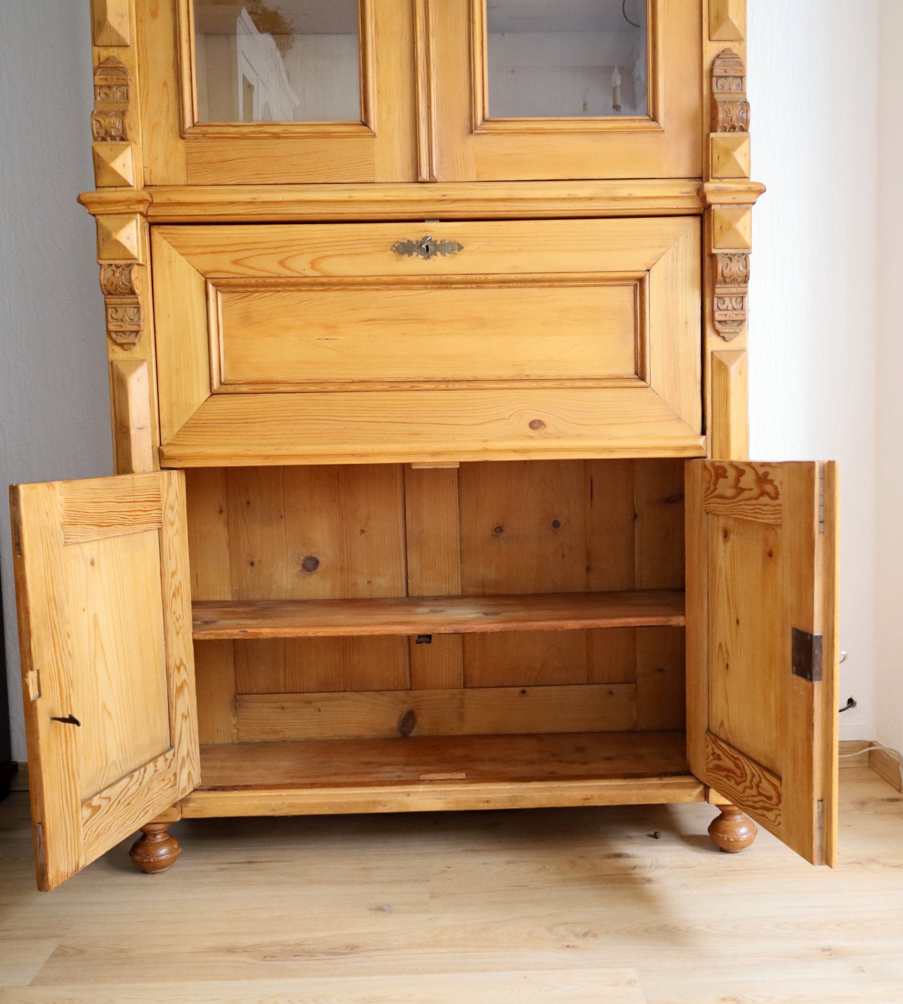 Antiker Sekretär Gründerzeit – restaurierter Weichholz Schreibschrank mit Vitrinenaufsatz {{ Shabby Chic und Landhaus Deko }} {{ www.Stein-Alt.de }}