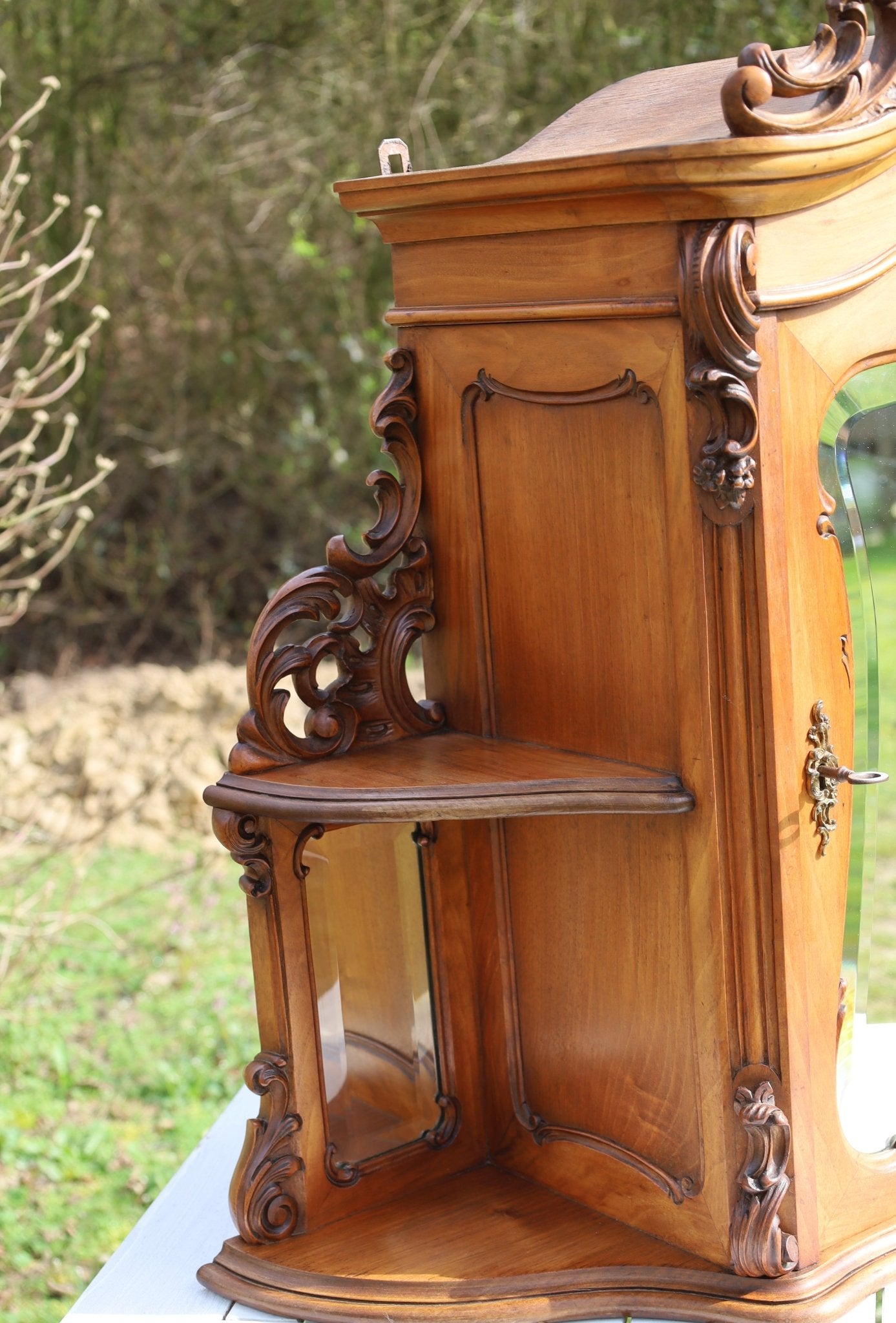 Antiker Spiegelschrank Louis-Philipp Nussbaum 1840-1870 {{ Shabby Chic und Landhaus Deko }} {{ www.Stein-Alt.de }}