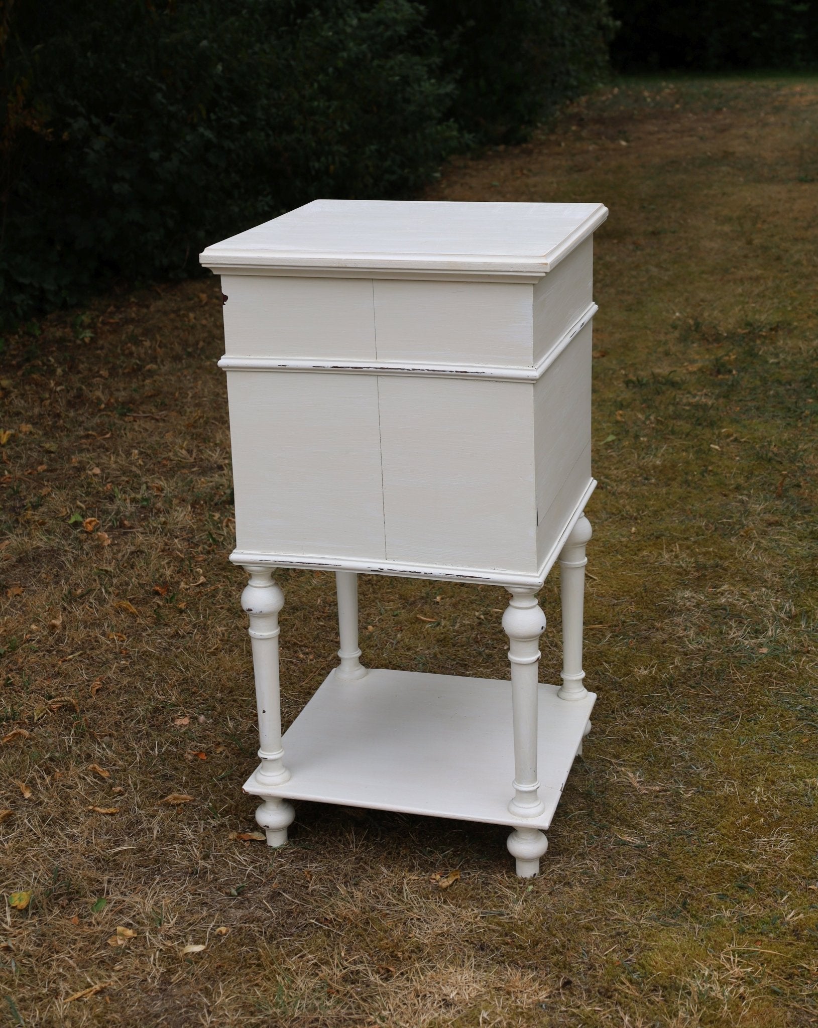 Antikes französisches Nachtschränkchen Shabby Chic – Massivholz Creme-Weiß, Vintage Landhausstil {{ Shabby Chic und Landhaus Deko }} {{ www.Stein-Alt.de }}