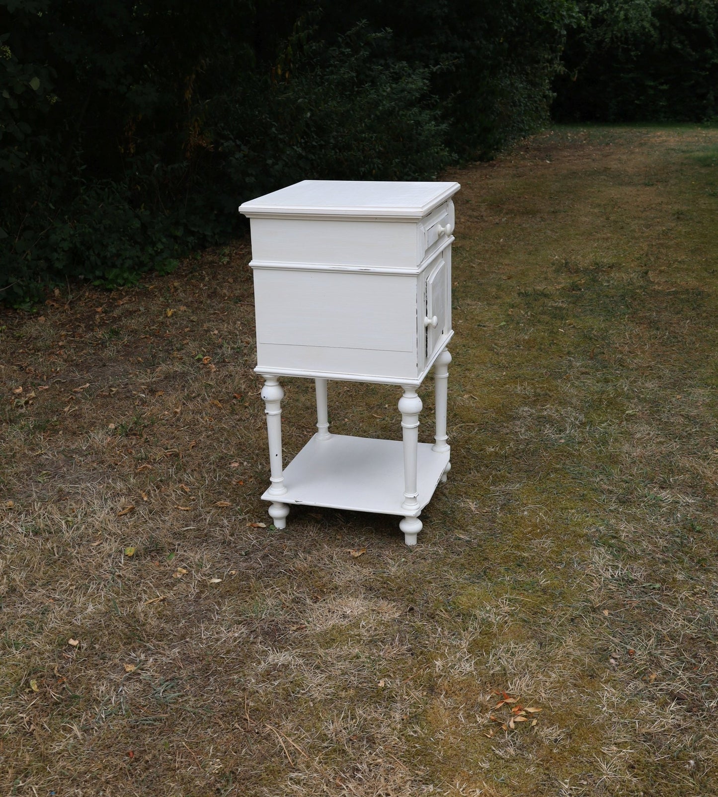 Antikes französisches Nachtschränkchen Shabby Chic – Massivholz Creme-Weiß, Vintage Landhausstil {{ Shabby Chic und Landhaus Deko }} {{ www.Stein-Alt.de }}
