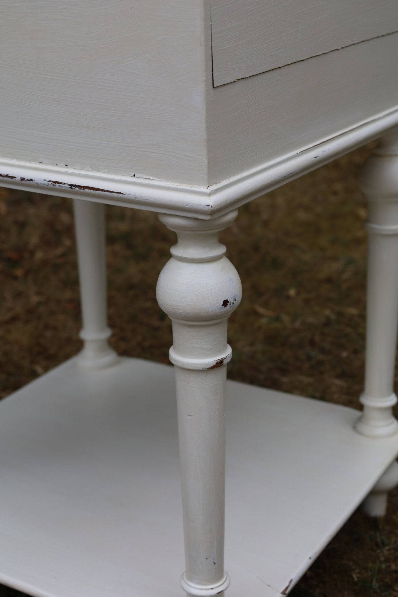 Antikes französisches Nachtschränkchen Shabby Chic – Massivholz Creme-Weiß, Vintage Landhausstil {{ Shabby Chic und Landhaus Deko }} {{ www.Stein-Alt.de }}